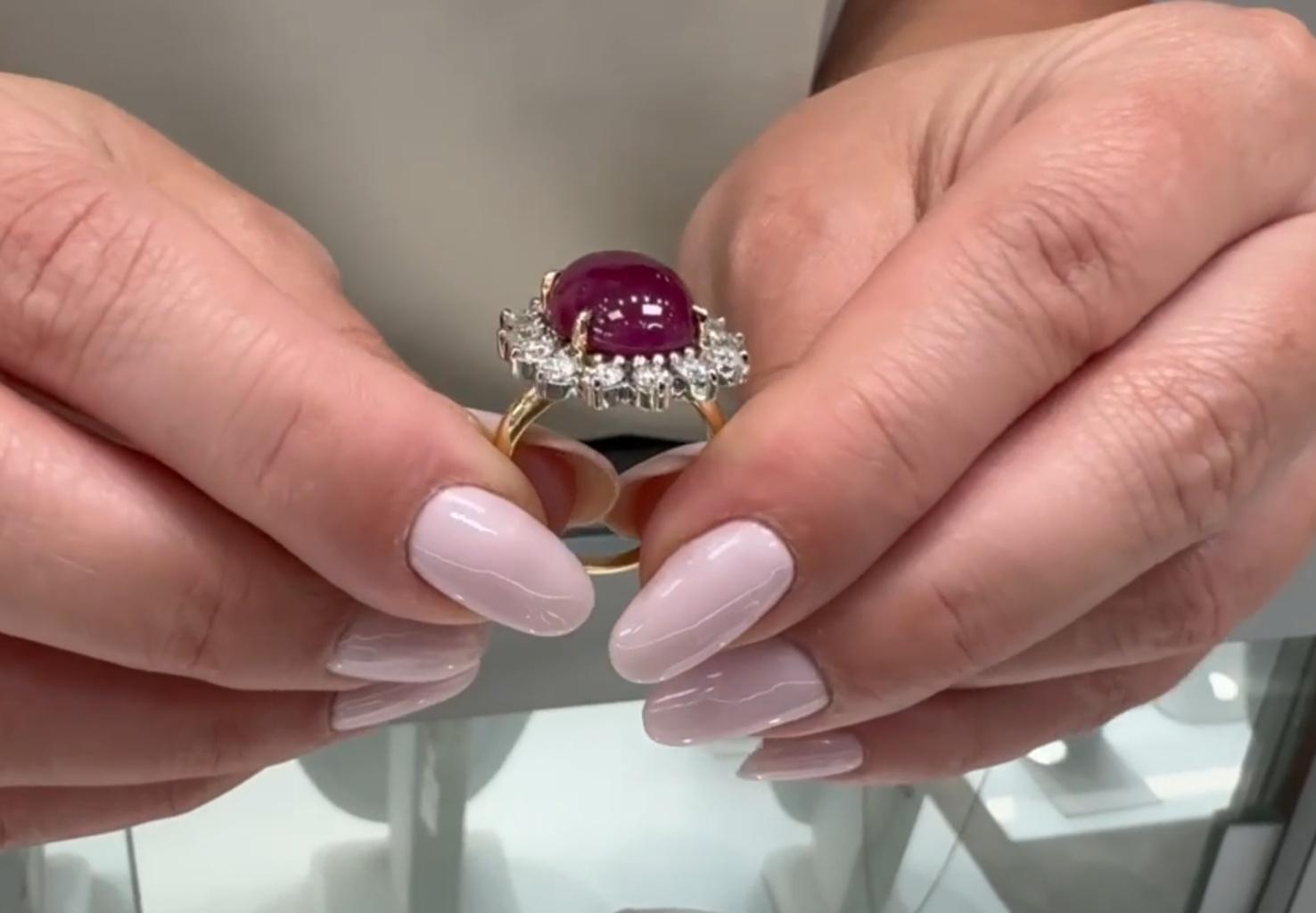 Anillo de oro amarillo de 18 quilates con cabujón ovalado de rubí y diamantes redondos engastados con garras en venta 2