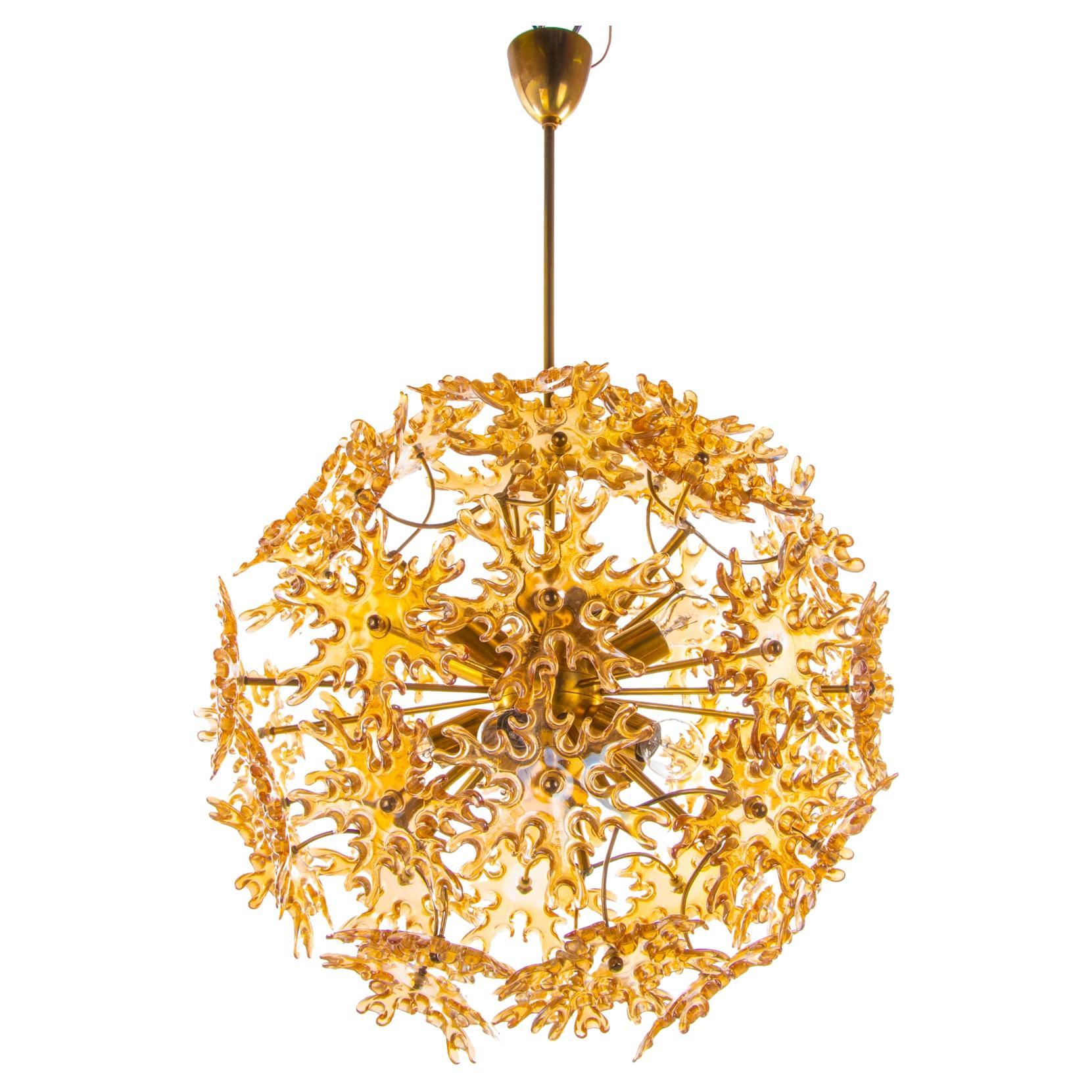 Starburst 22“ Amber Murano Chandelier Iridescent Glass & Brass, SiSche 1960s