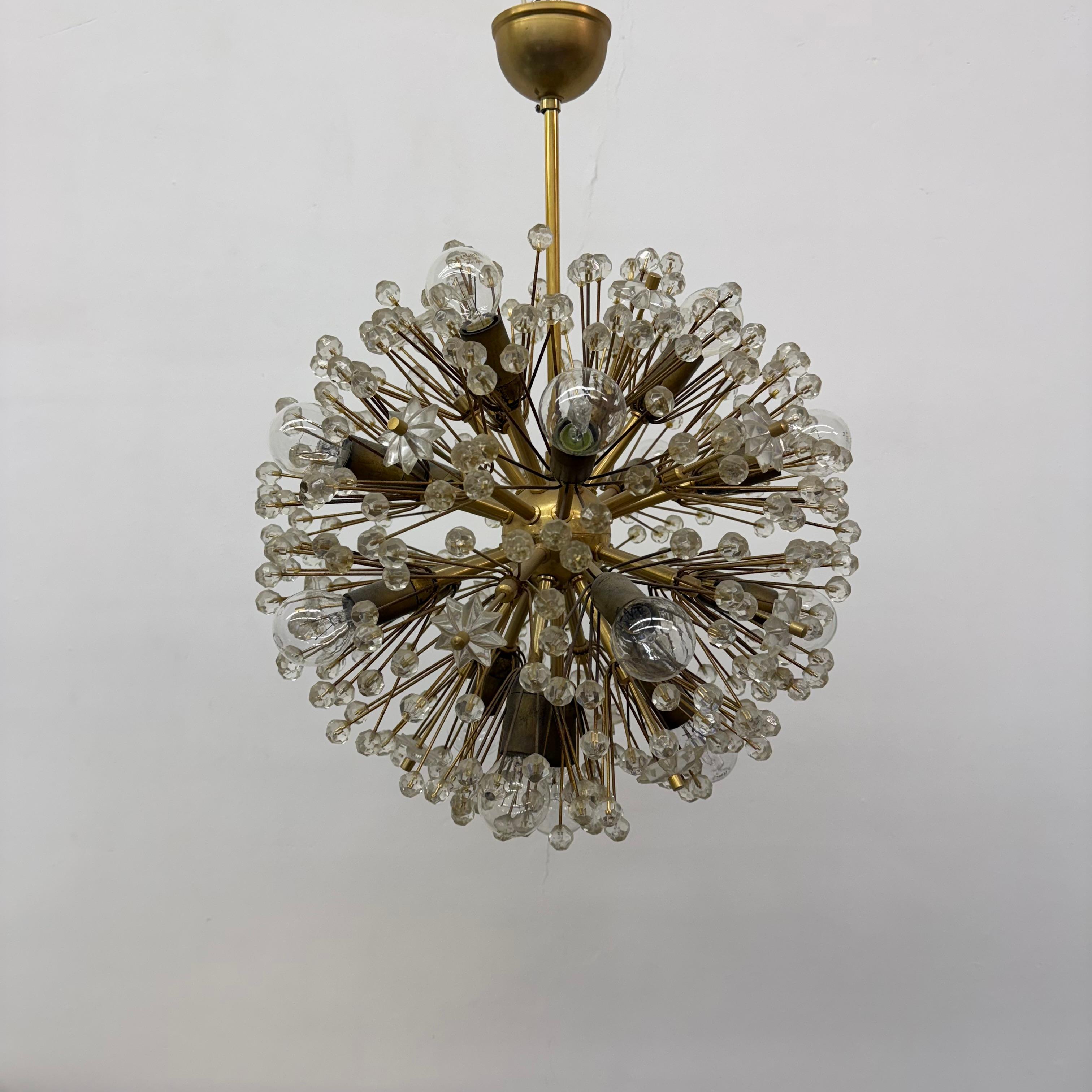 Dimensiones: 55cm Altura , 40cm Diámetro

Periodo: 1960's

Material: Latón , cristal