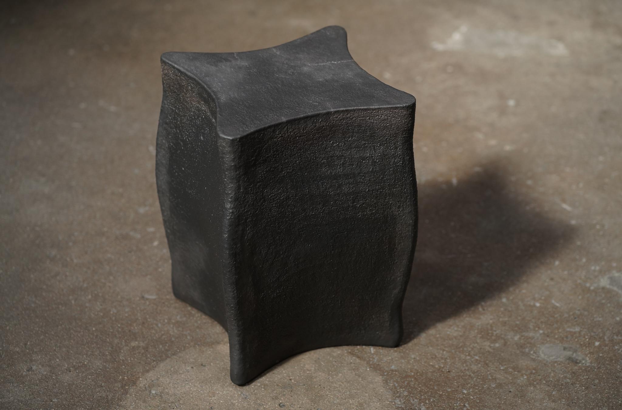 Américain Table d'appoint en céramique étoilée en vente