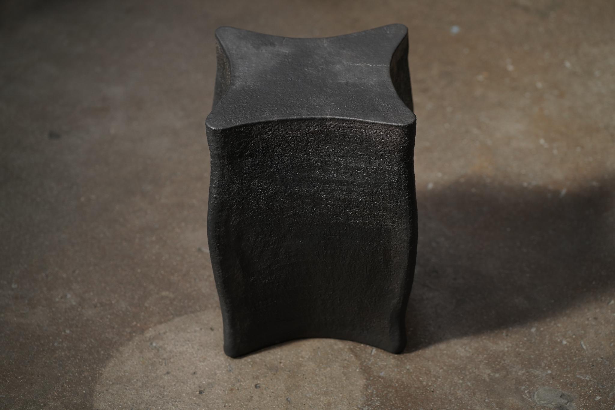 Table d'appoint en céramique étoilée Neuf - En vente à Los Angeles, CA