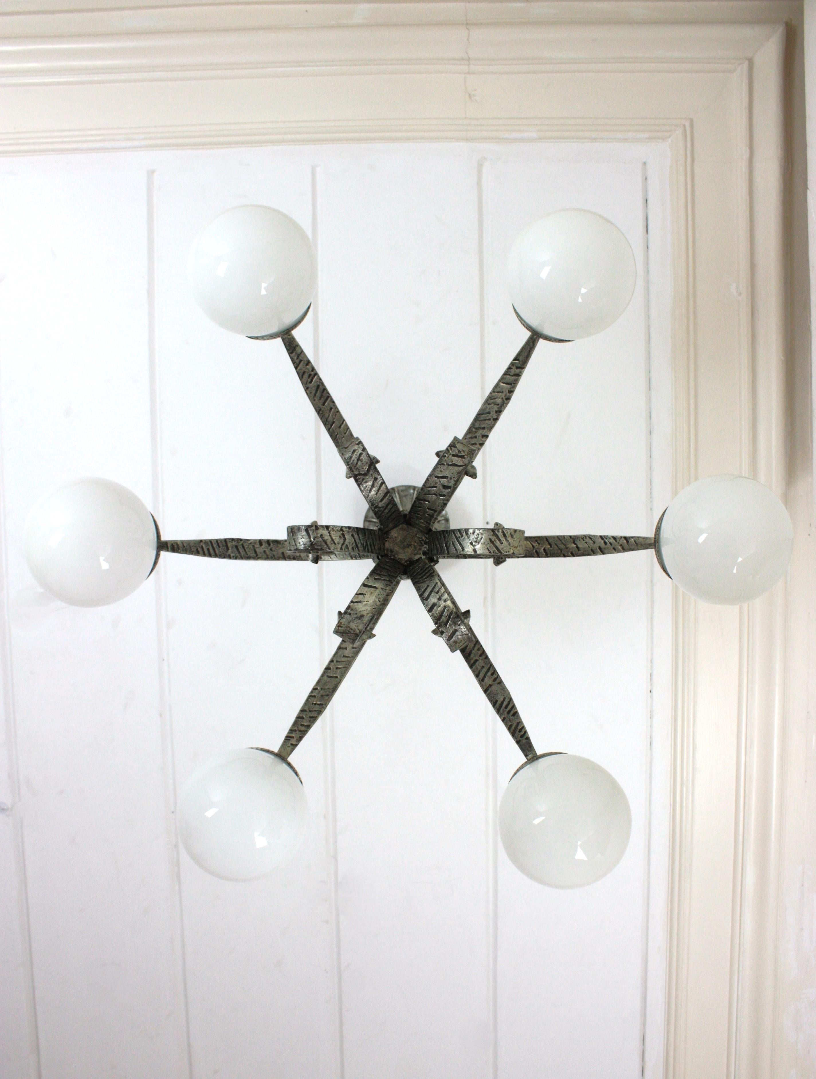 Lustre en étoile en fer forgé argenté avec globes en verre opalin, années 1950 en vente 2