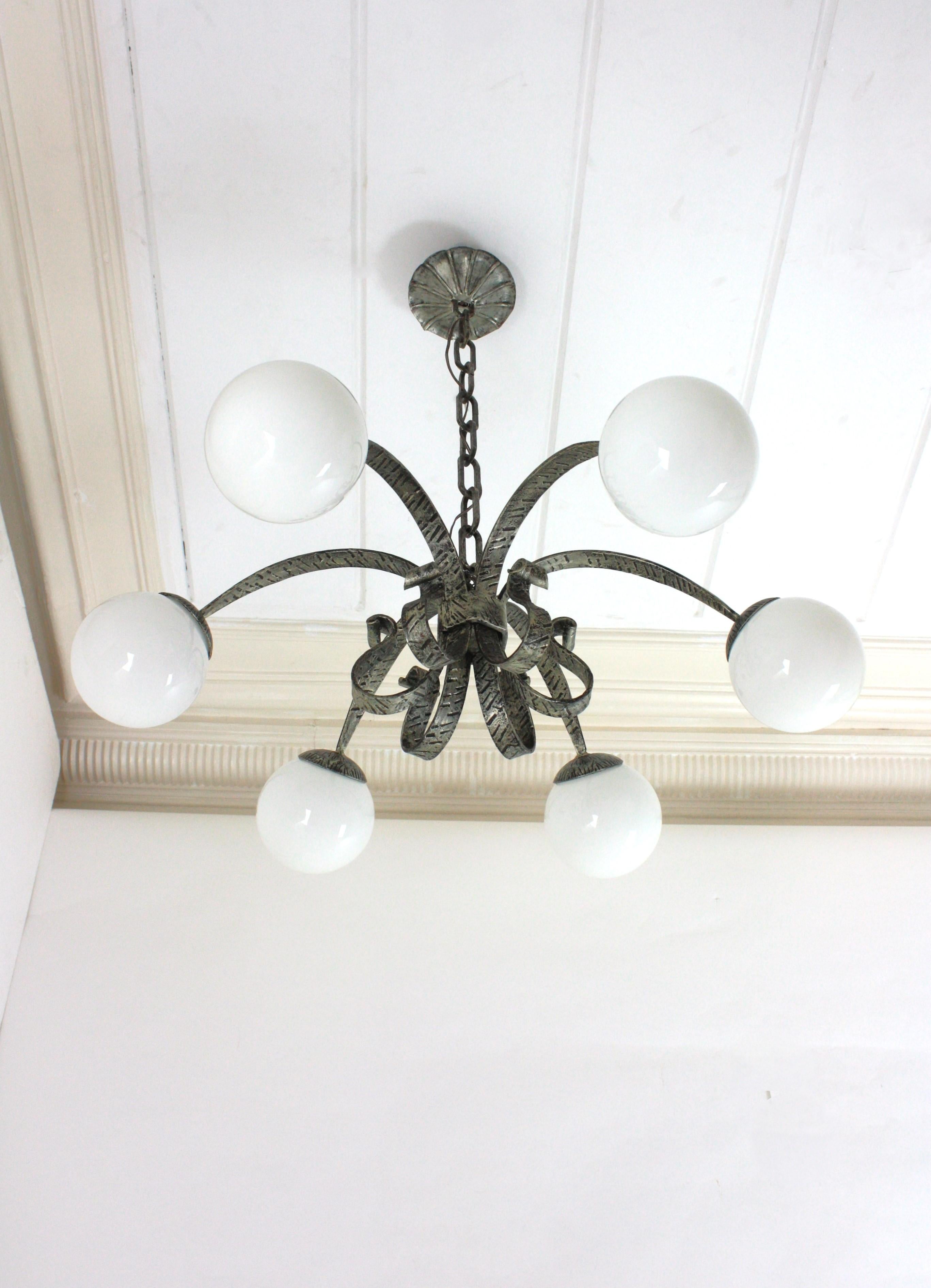 Lustre en étoile en fer forgé argenté avec globes en verre opalin, années 1950 en vente 4