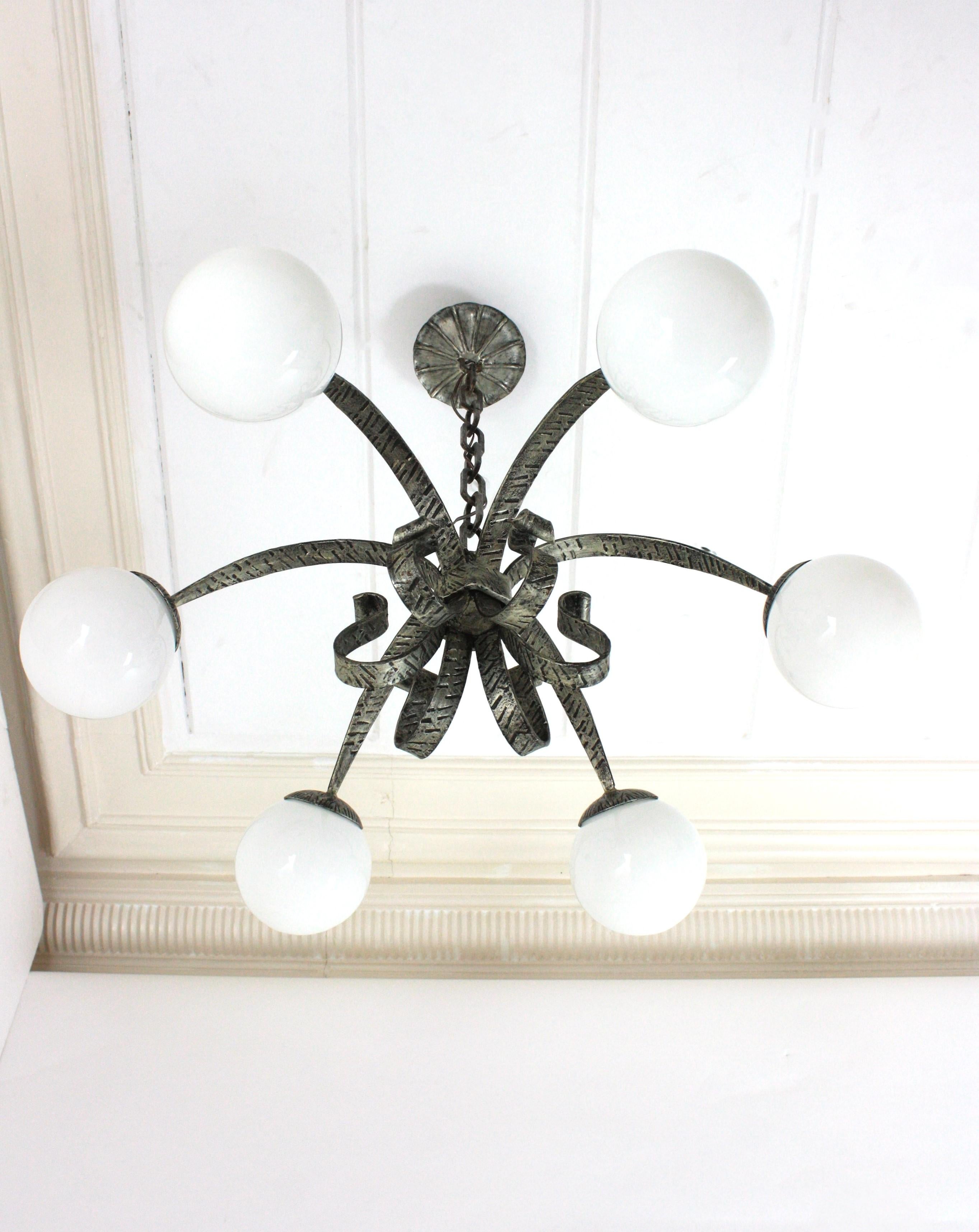 Lustre en étoile en fer forgé argenté avec globes en verre opalin, années 1950 en vente 5