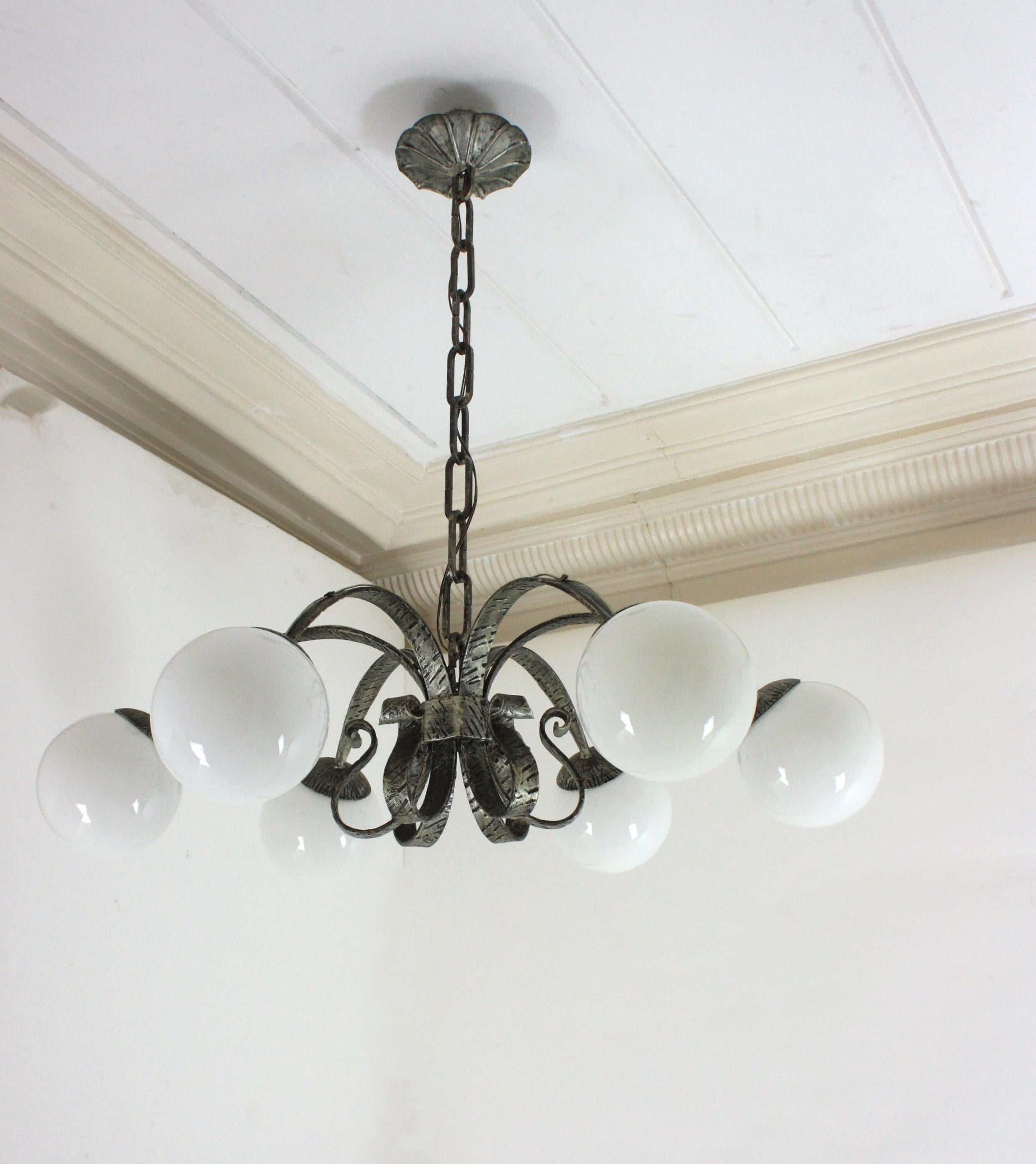 Lustre en étoile en fer forgé argenté avec globes en verre opalin, années 1950 en vente 10