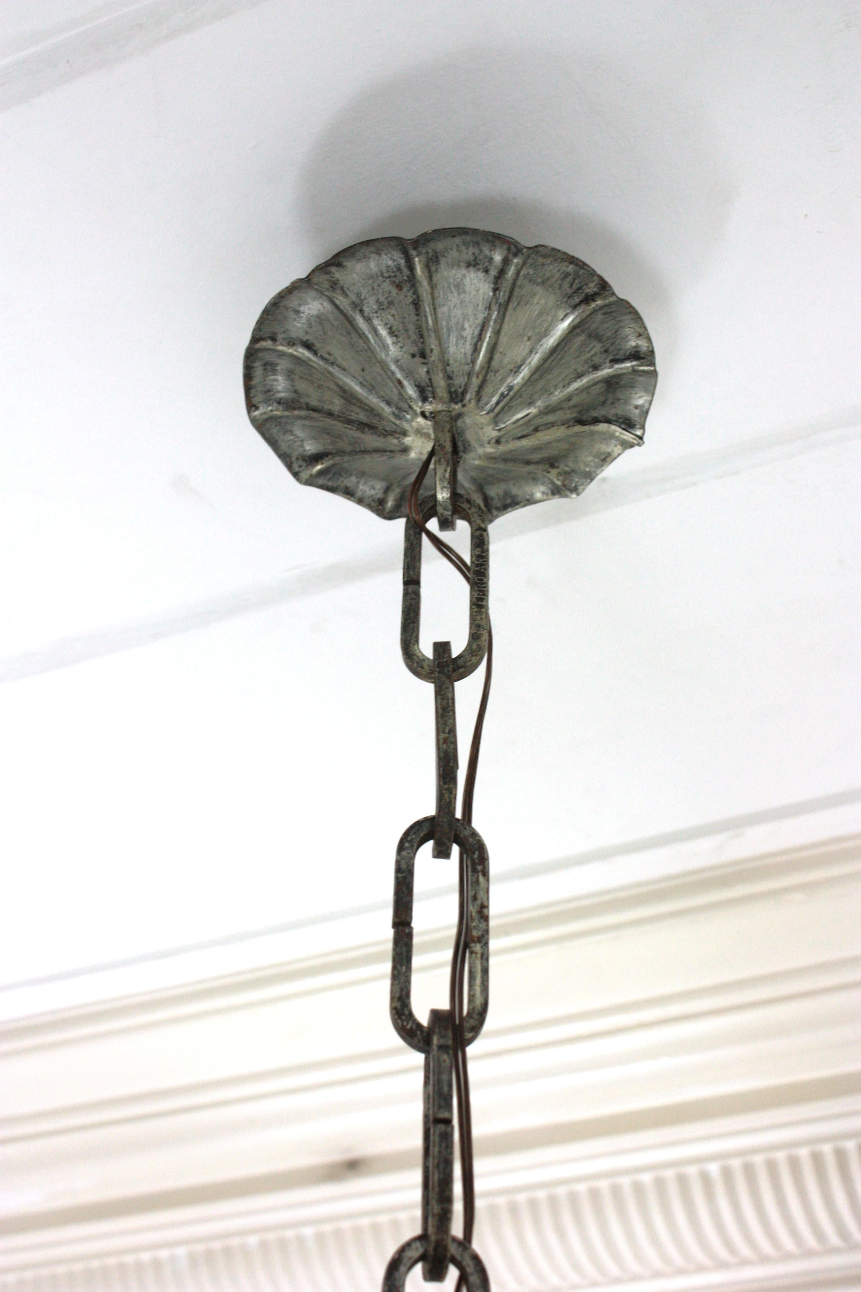 Lustre en étoile en fer forgé argenté avec globes en verre opalin, années 1950 en vente 11