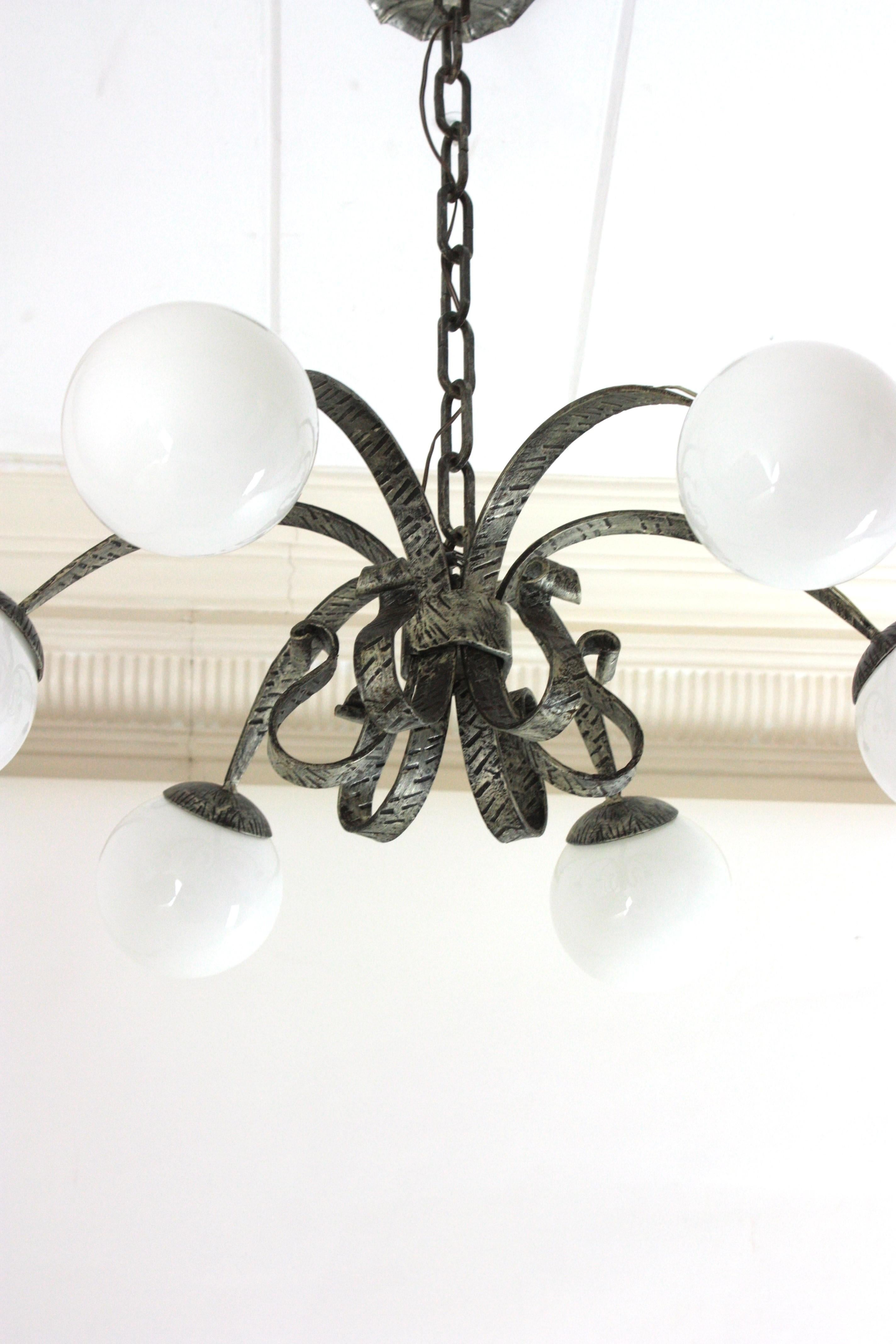 Espagnol Lustre en étoile en fer forgé argenté avec globes en verre opalin, années 1950 en vente