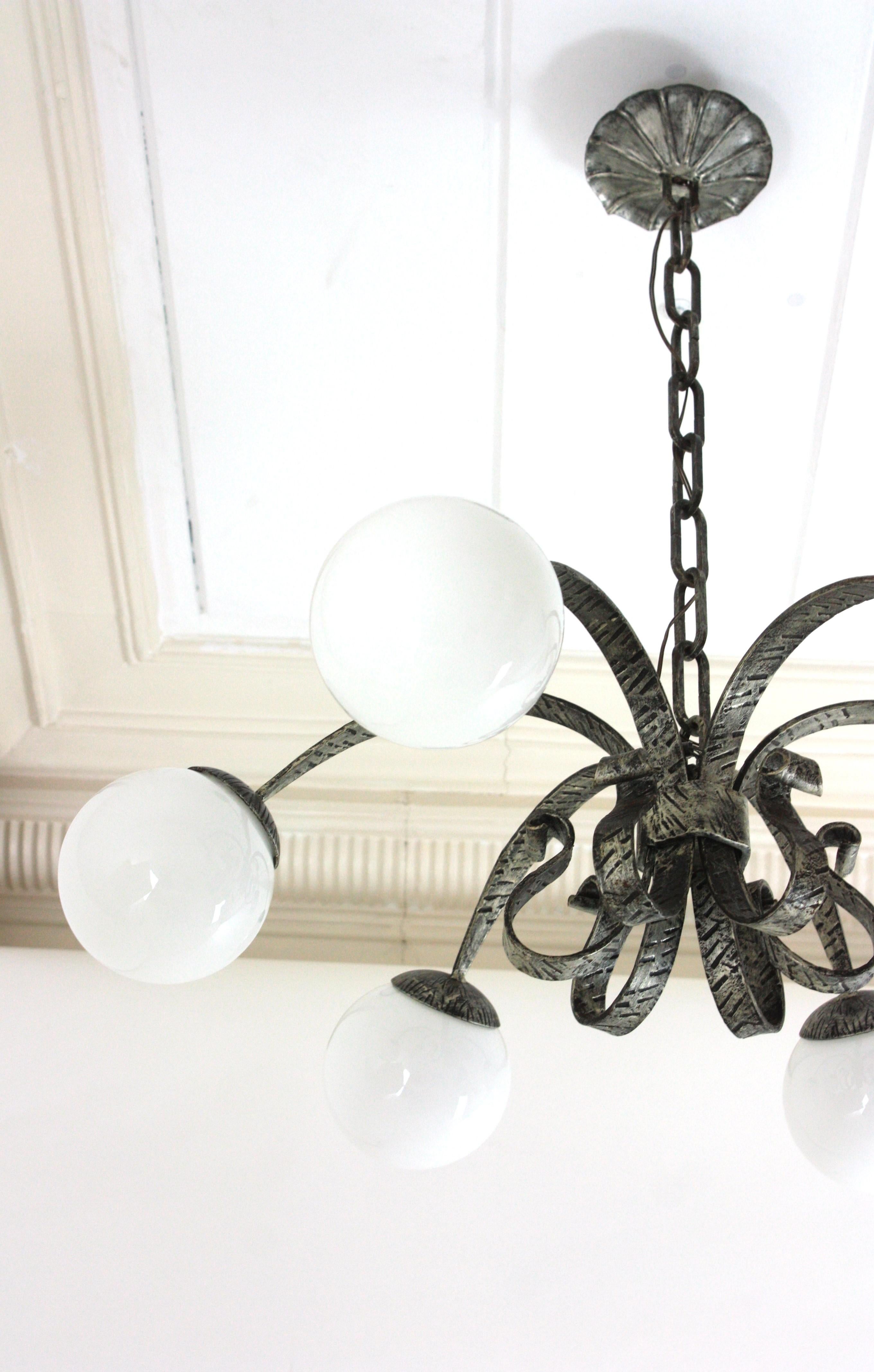20ième siècle Lustre en étoile en fer forgé argenté avec globes en verre opalin, années 1950 en vente