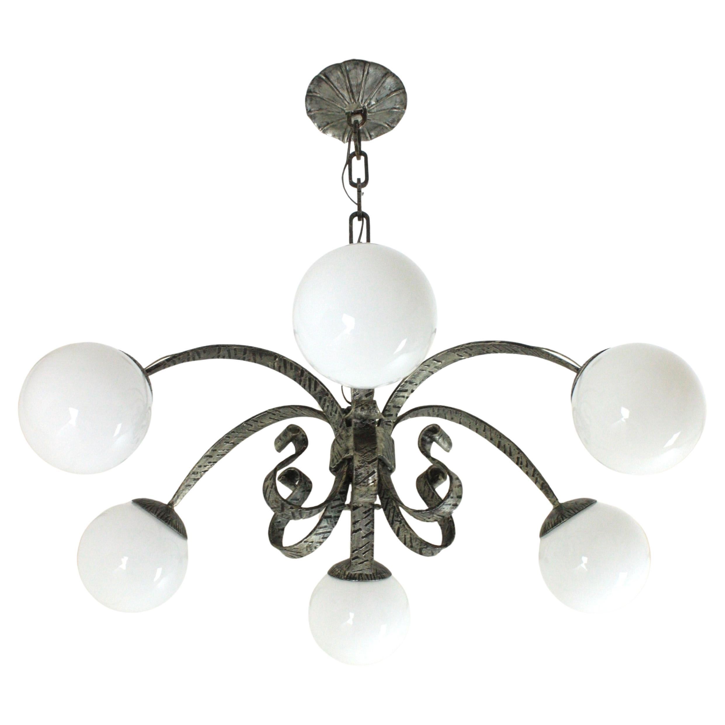 Lustre en étoile en fer forgé argenté avec globes en verre opalin, années 1950 en vente