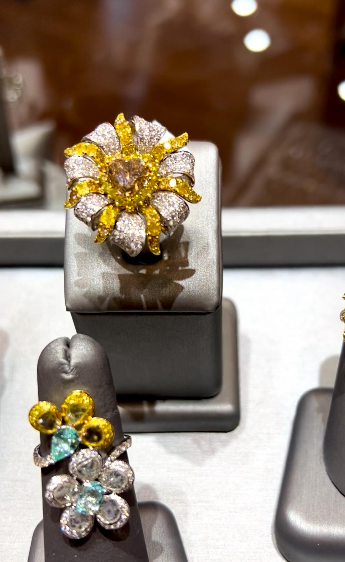 Un eccezionale Jewell convertibile in oro 18 carati, progettato per essere indossato come un audace anello da cocktail o trasformato in un elegante ciondolo. Questo pezzo versatile mette in mostra un notevole diamante a forma di cuore da 2,18 carati