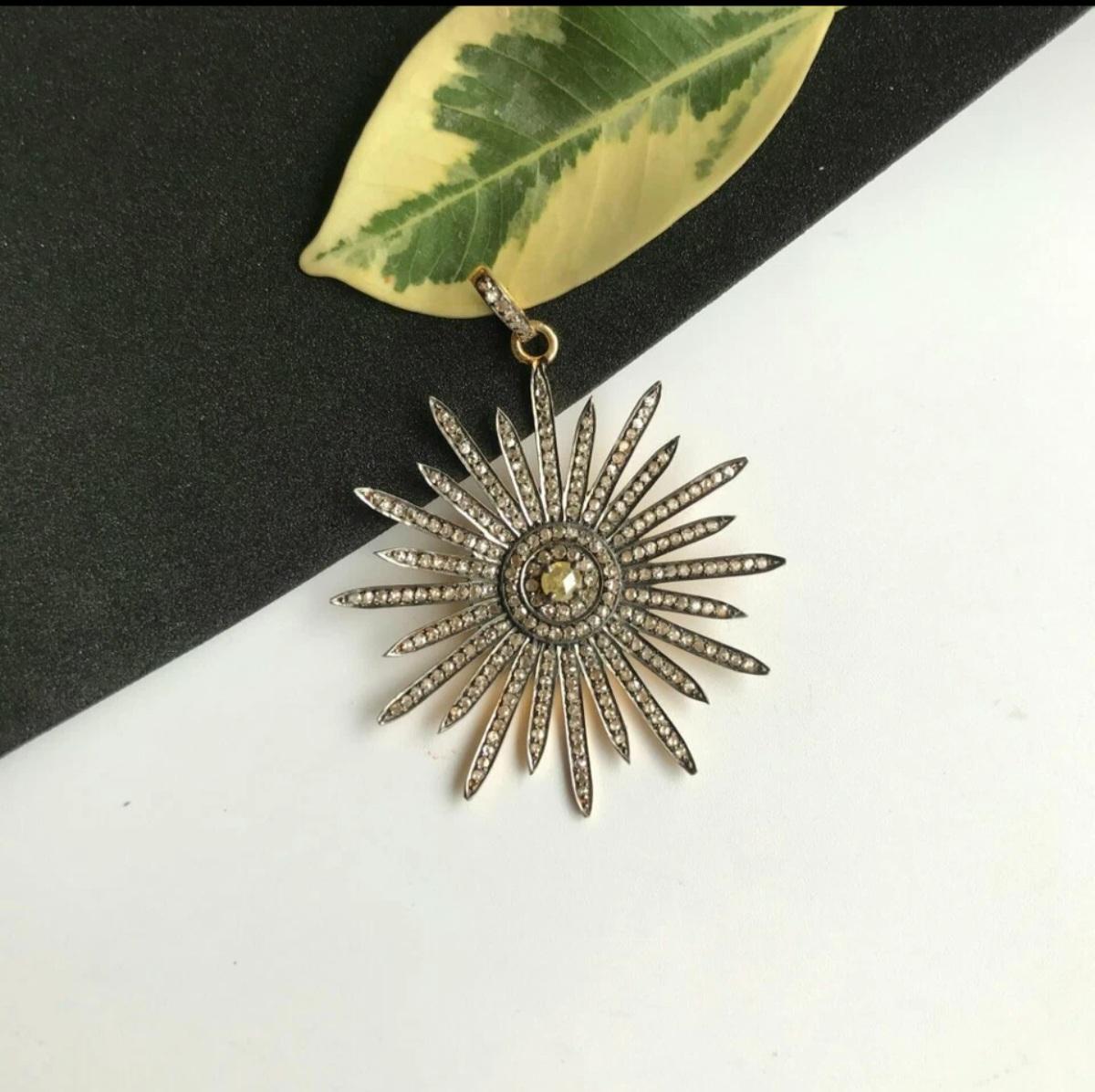 Colgante de diamantes con diseño de estallido de estrellas Plata 925 Hecho a mano Regalo para mamá Collar con estallido de estrellas en venta 5