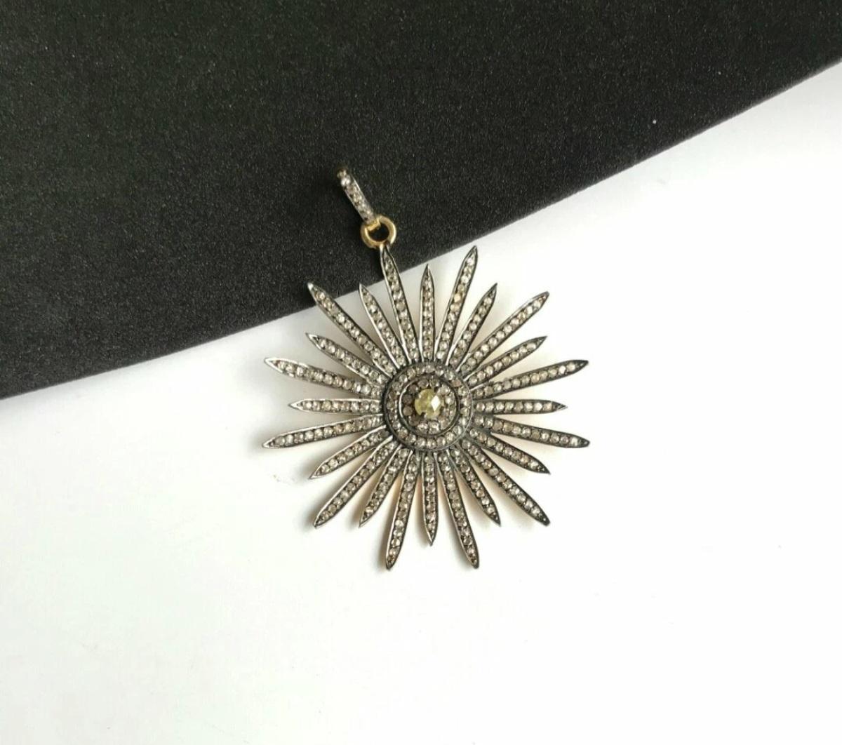Colgante de diamantes con diseño de estallido de estrellas Plata 925 Hecho a mano Regalo para mamá Collar con estallido de estrellas en venta 1