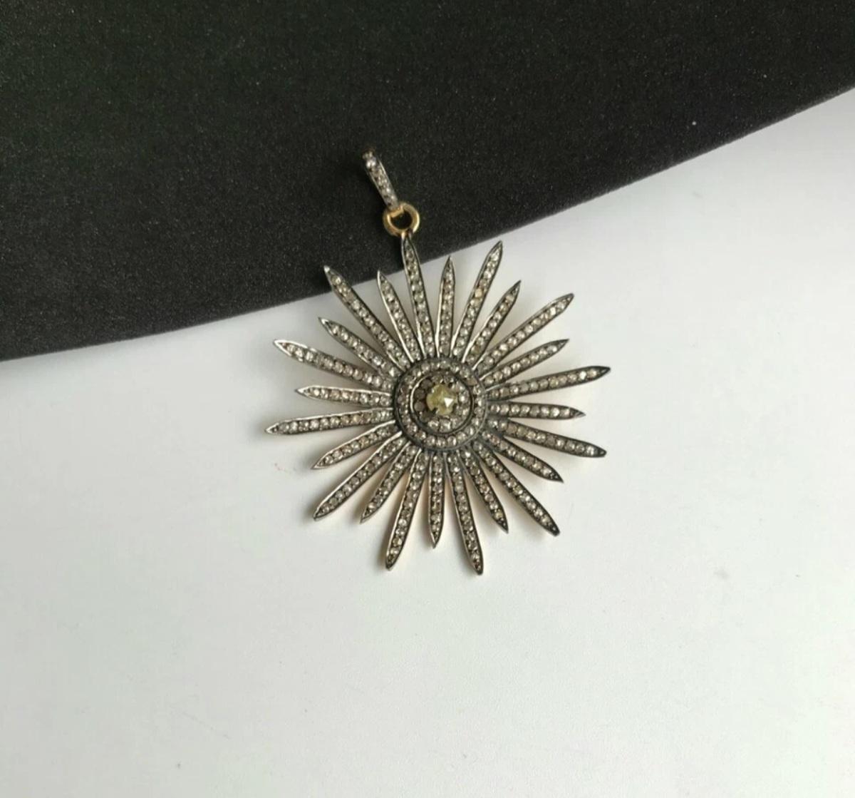 Colgante de diamantes con diseño de estallido de estrellas Plata 925 Hecho a mano Regalo para mamá Collar con estallido de estrellas en venta 3