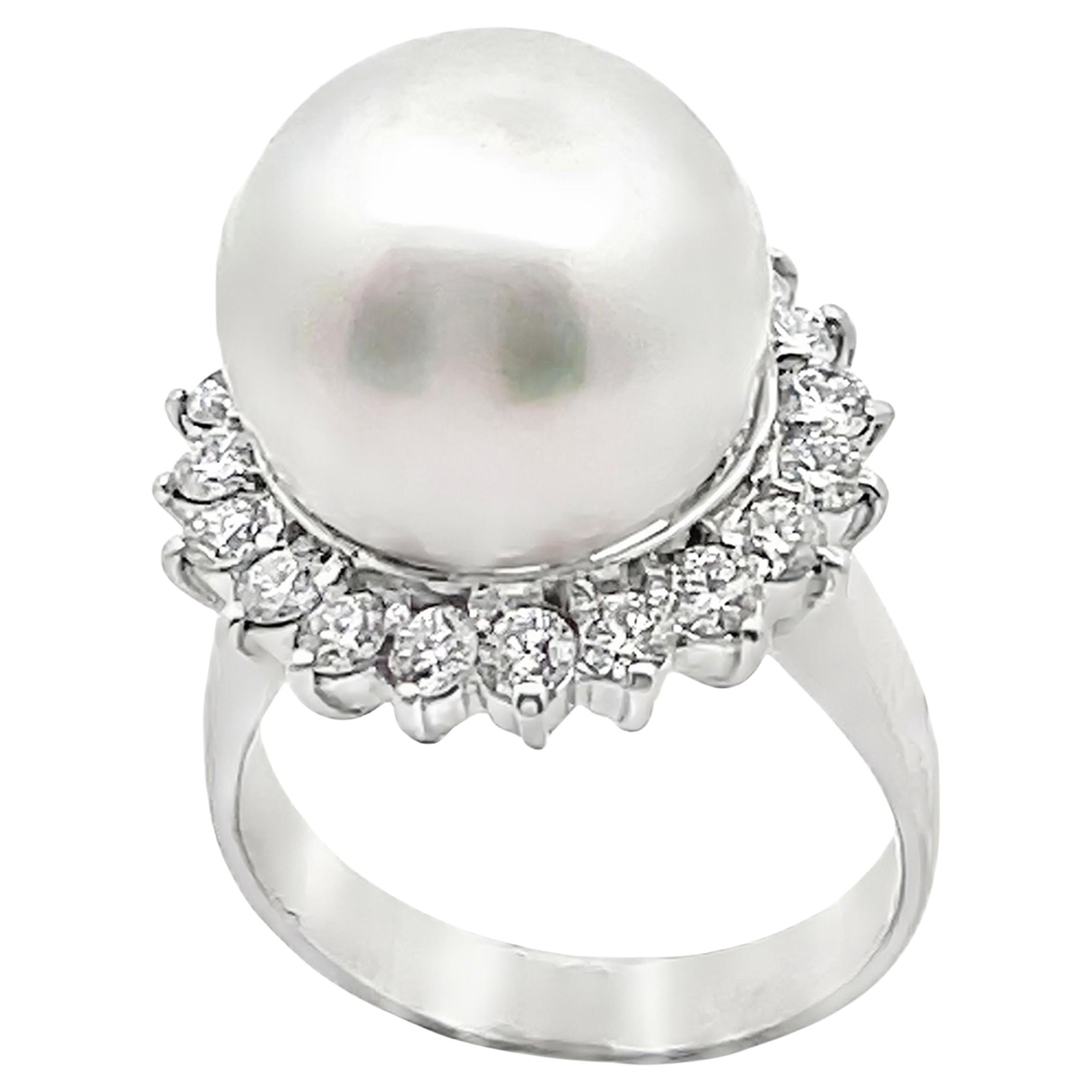 Anillo de oro blanco de 14 quilates con diamantes redondos que suman 1,03 quilates y una perla de los Mares del Sur que mide 13,17 milímetros.  La caña del anillo tiene un acabado muy pulido.

La talla del dedo es 5,75, puede aumentarse o reducirse