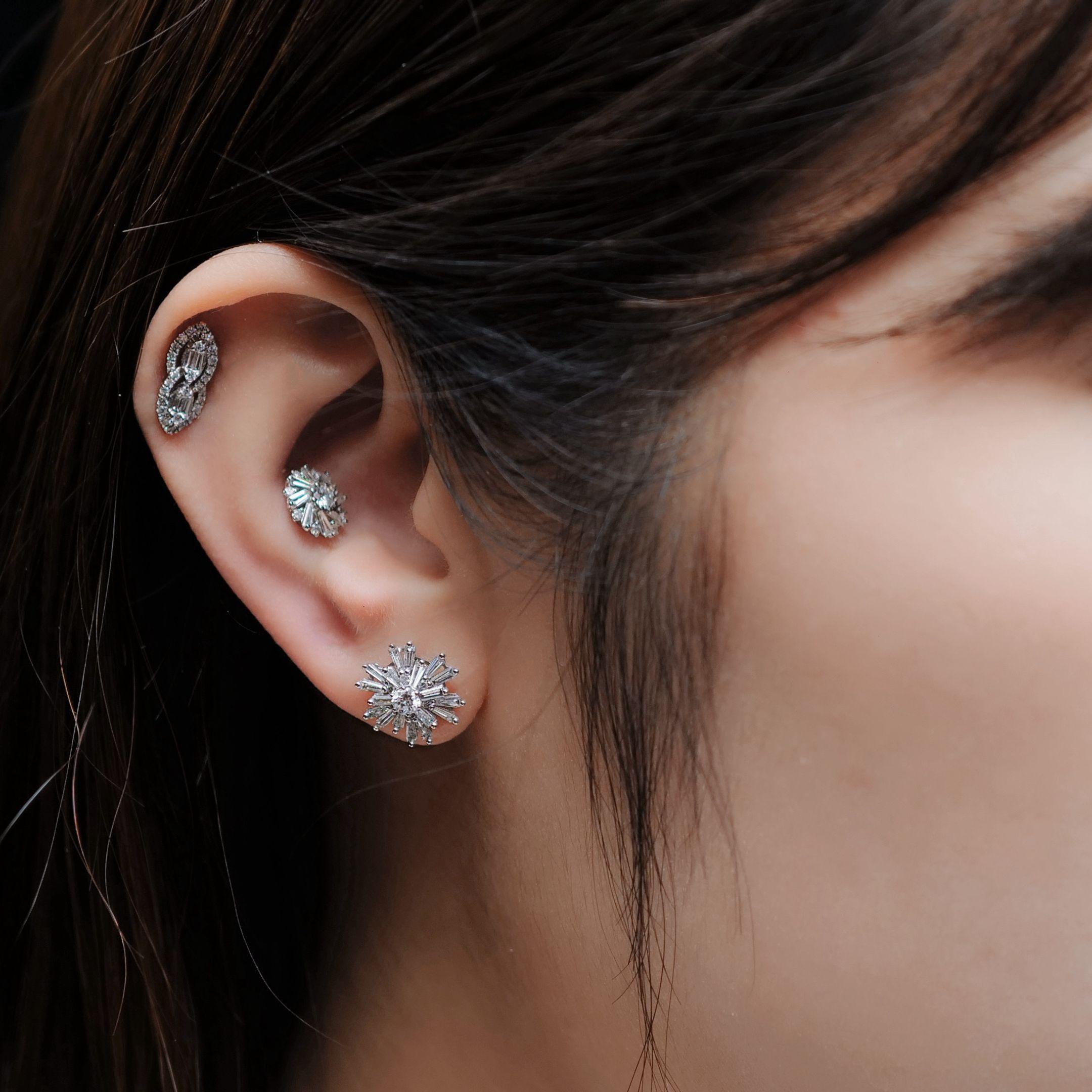Diamant-Sternschnuppen-Ohrringe  1.756g 18K Weißgold  1,22 Karat Diamant

Diese diamantenen Starburst-Ohrringe strahlen Glanz und Raffinesse aus und sind ein wahres Wunderwerk. Die aus 18 Karat Weißgold gefertigten Ohrringe sind mit einem