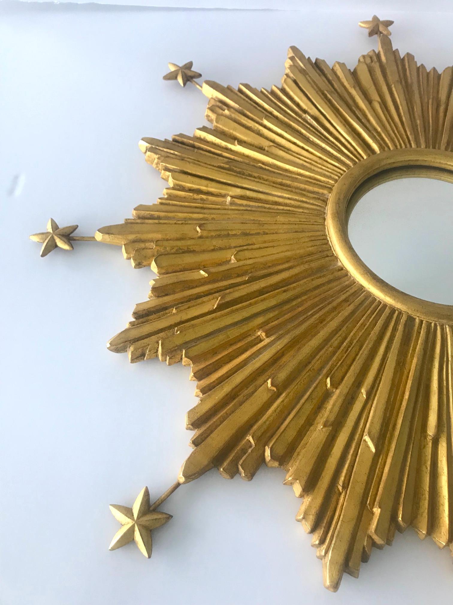 Vieux Miroir Starburst sculpté à la main avec finition feuille d'or antique Excellent état à Fort Lauderdale, FL