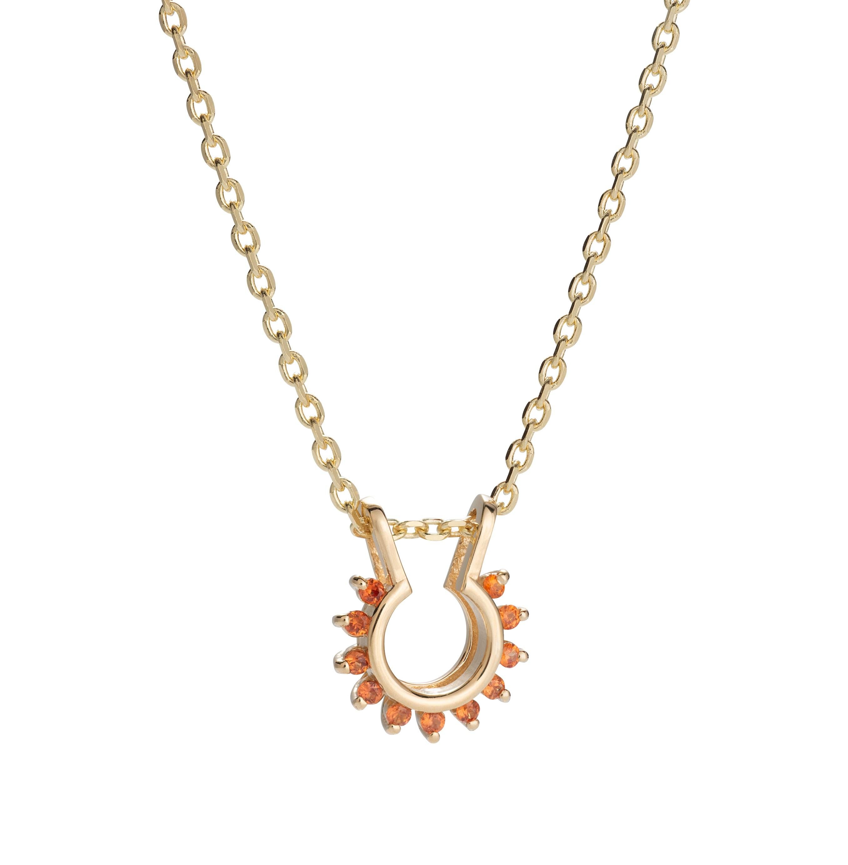 Pour tous les amateurs de bijoux célestes... ce délicat collier Sunburst à porter au quotidien est fabriqué en or 14k avec des saphirs orange.  Et oui - il célèbre le soleil avec sa chaleur,  la couleur et la lumière. 
La chaîne en câble est d'une