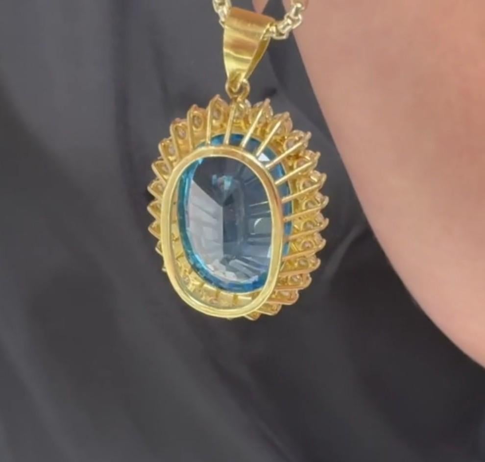 Collier pendentif London Oval Blue Topaz en or jaune 14 carats, change de boîte, or 18 carats en vente 2