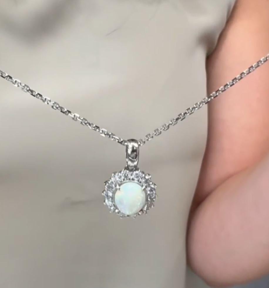 Donna Collana con ciondolo in oro bianco 14K con opale e diamanti in vendita