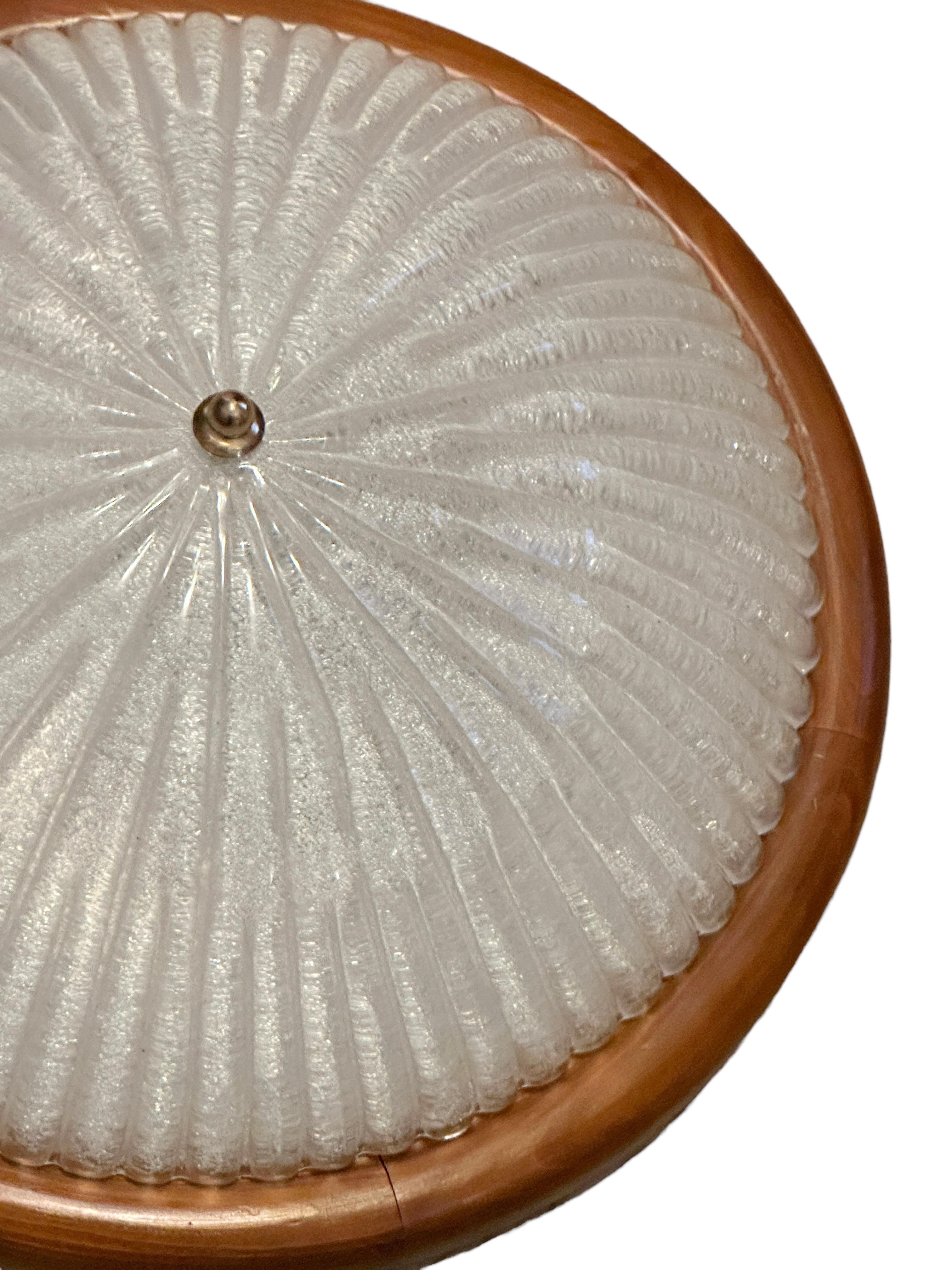 Starburst Pattern Ice Glass and Wood, Flush Mount Ceiling Light, Italy, 1970s In Good Condition For Sale In Nuernberg, DE