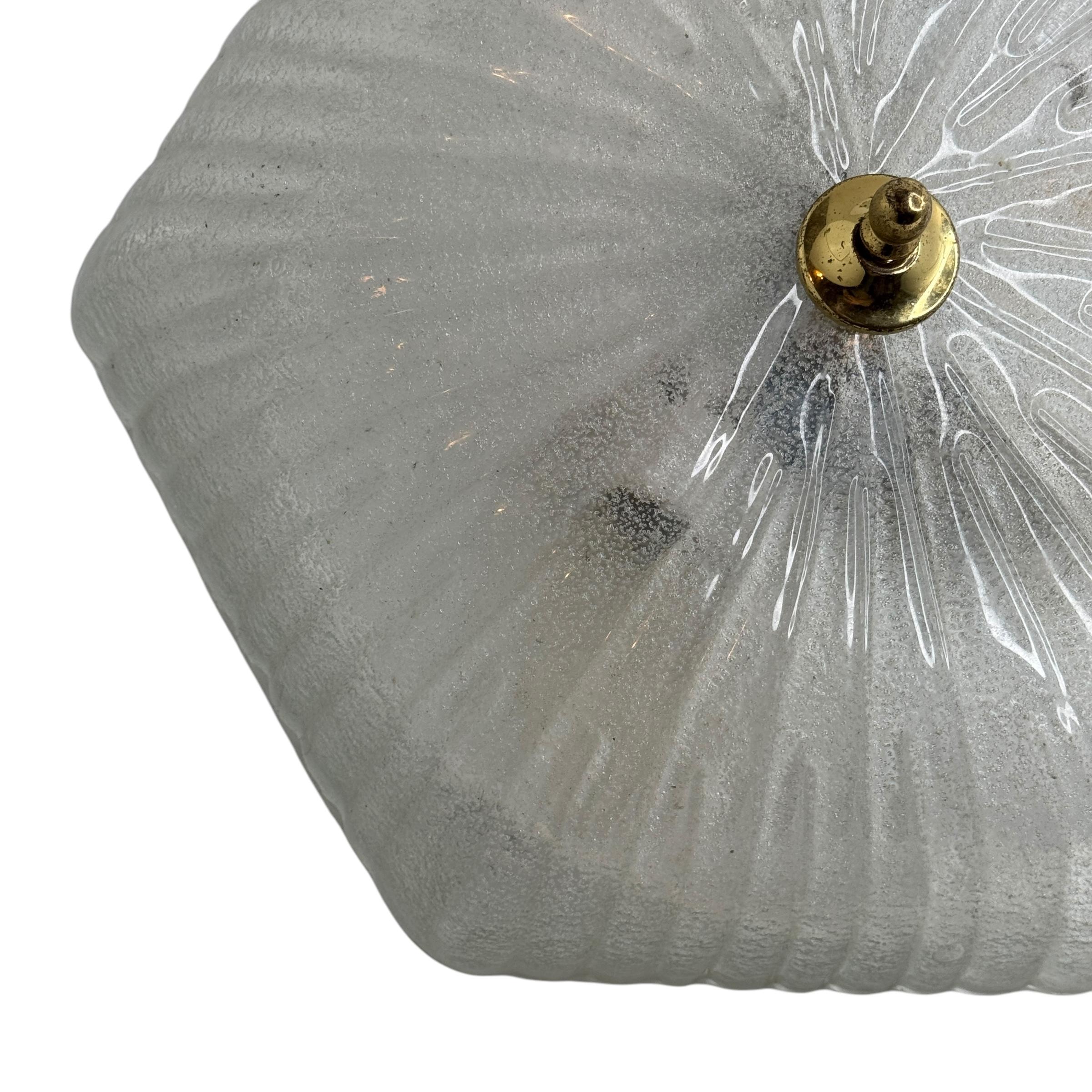 Un magnifique verre de glace encastré. Fabriqué en Allemagne dans les années 1970. Magnifique verre texturé encastré avec fixation en métal. Fabriqué par la société Honsel Lighting en Allemagne, un fabricant bien connu de lampes décoratives. Le