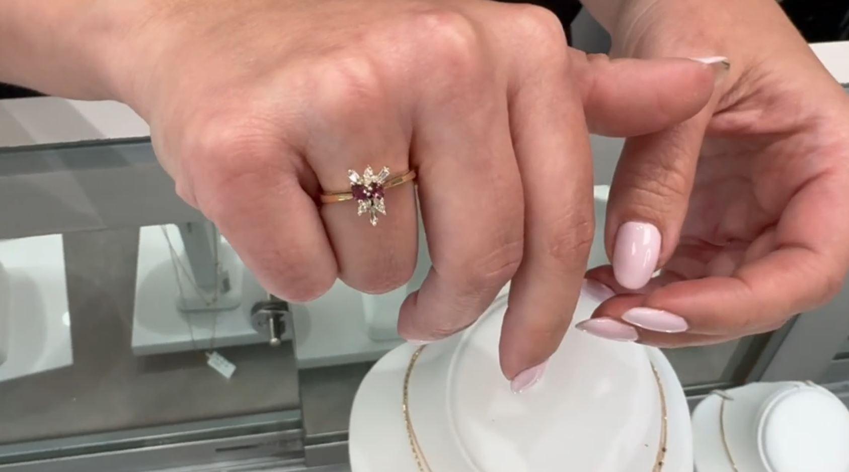 Bague en or jaune 14K avec diamants et rubis en forme de poire en étoile en vente 1