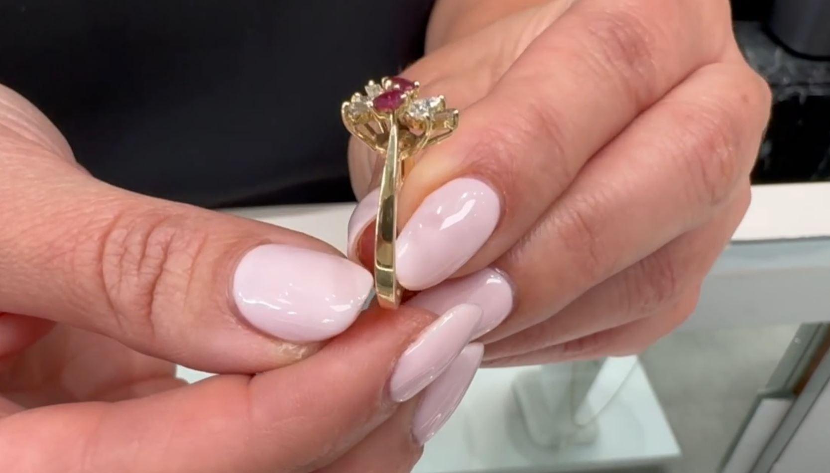 Bague en or jaune 14K avec diamants et rubis en forme de poire en étoile en vente 2