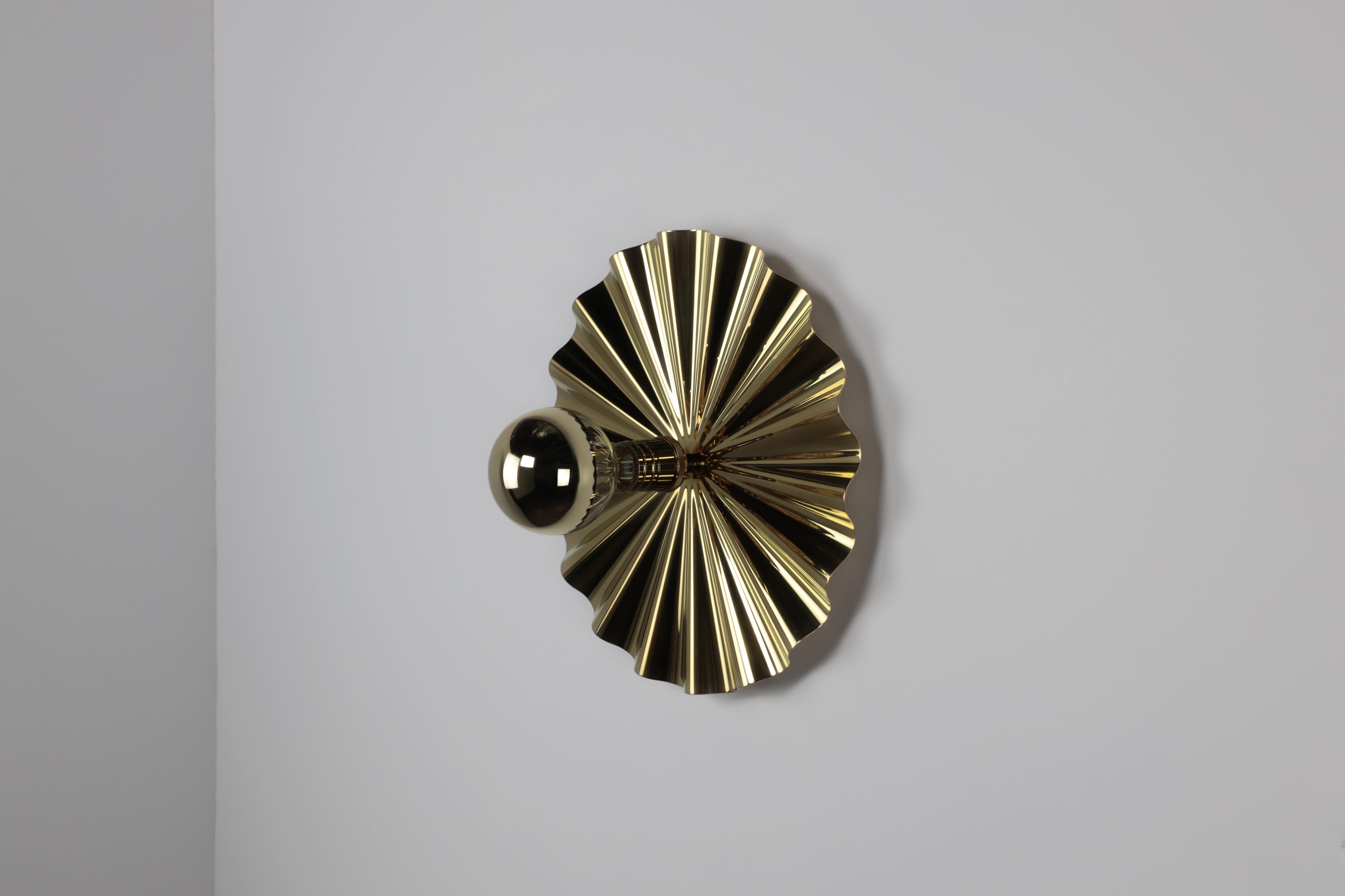 Moderne Applique en forme d'étoile, dorée avec ampoule à culot doré de Christopher Kreiling en vente