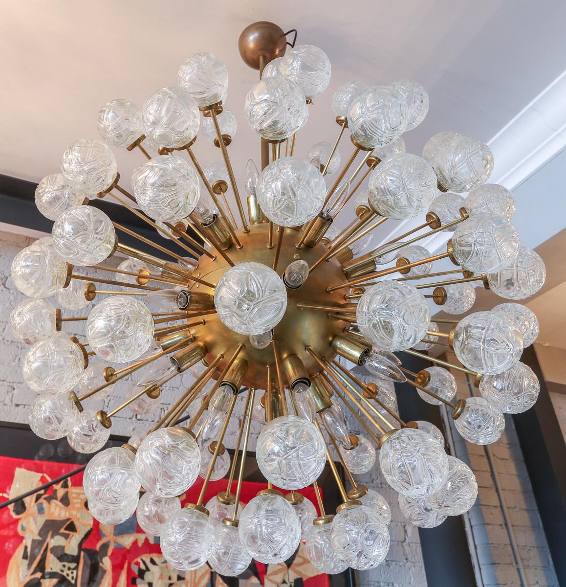 Mid-Century moderno Lampadario Starburst Sputnik con struttura in ottone e vetro a forma di fiore, anni '80 in vendita