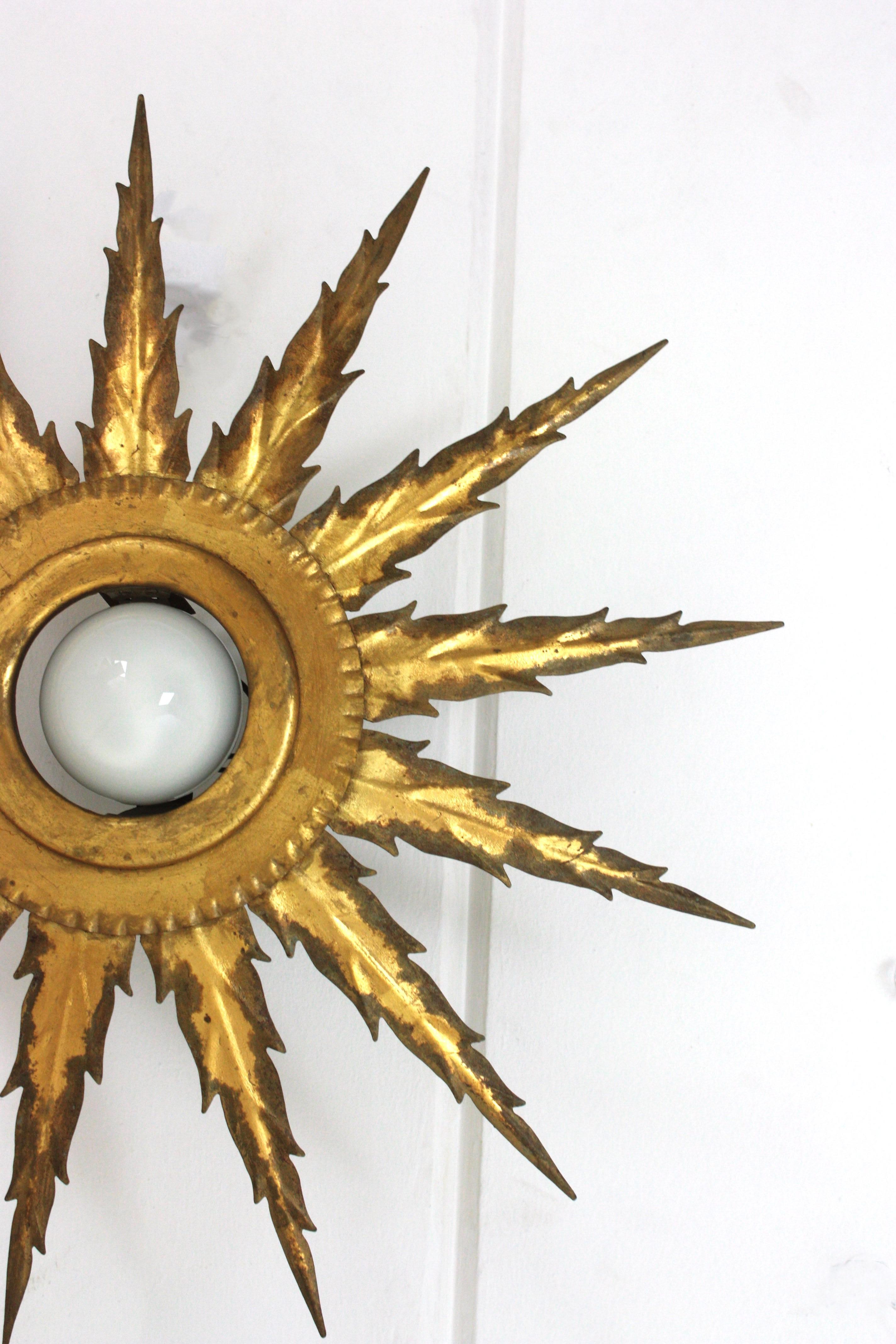 Luminaire Starburst Sunburst en métal doré avec détails Jagged, 1950 en vente 2