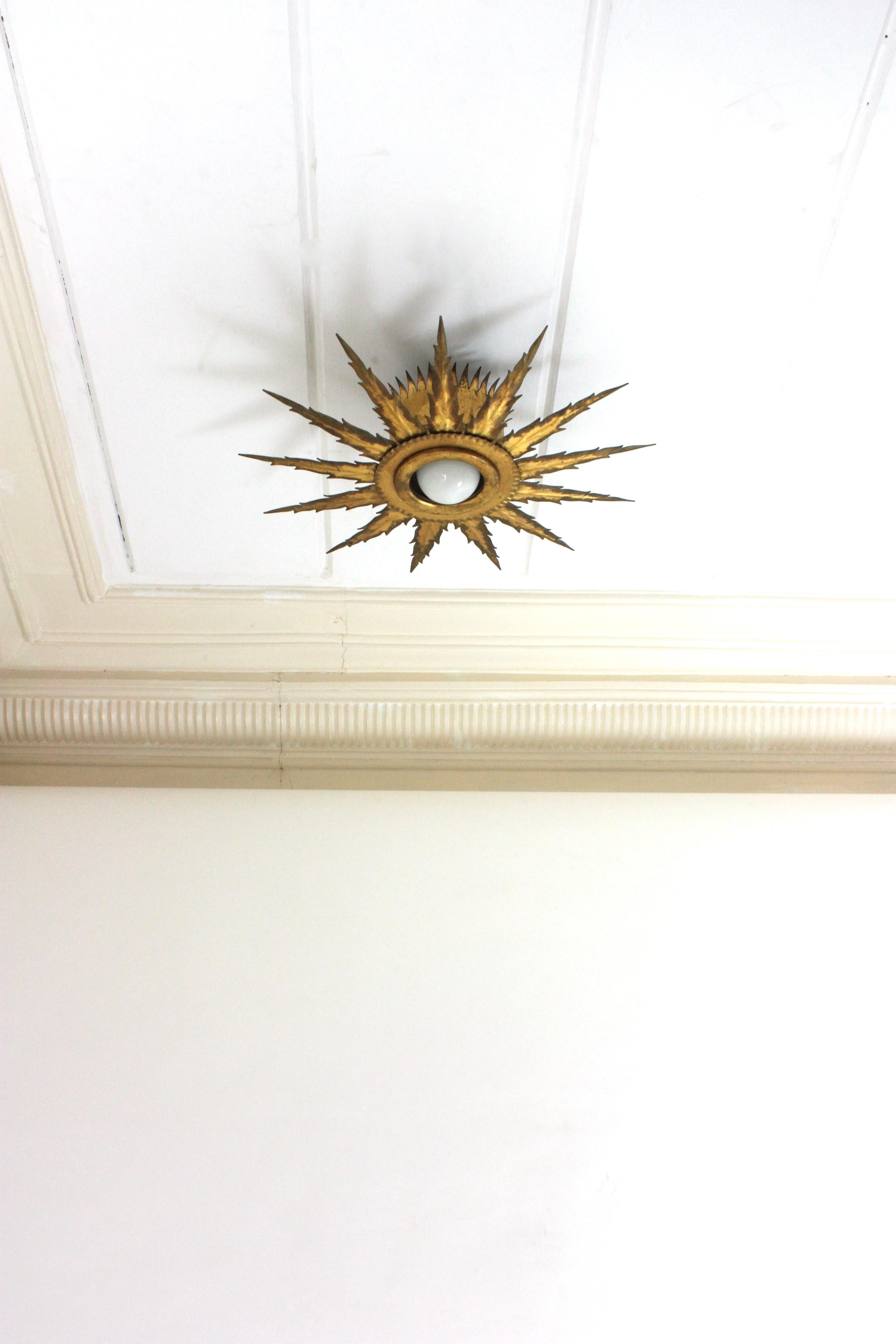 Luminaire Starburst Sunburst en métal doré avec détails Jagged, 1950 en vente 3