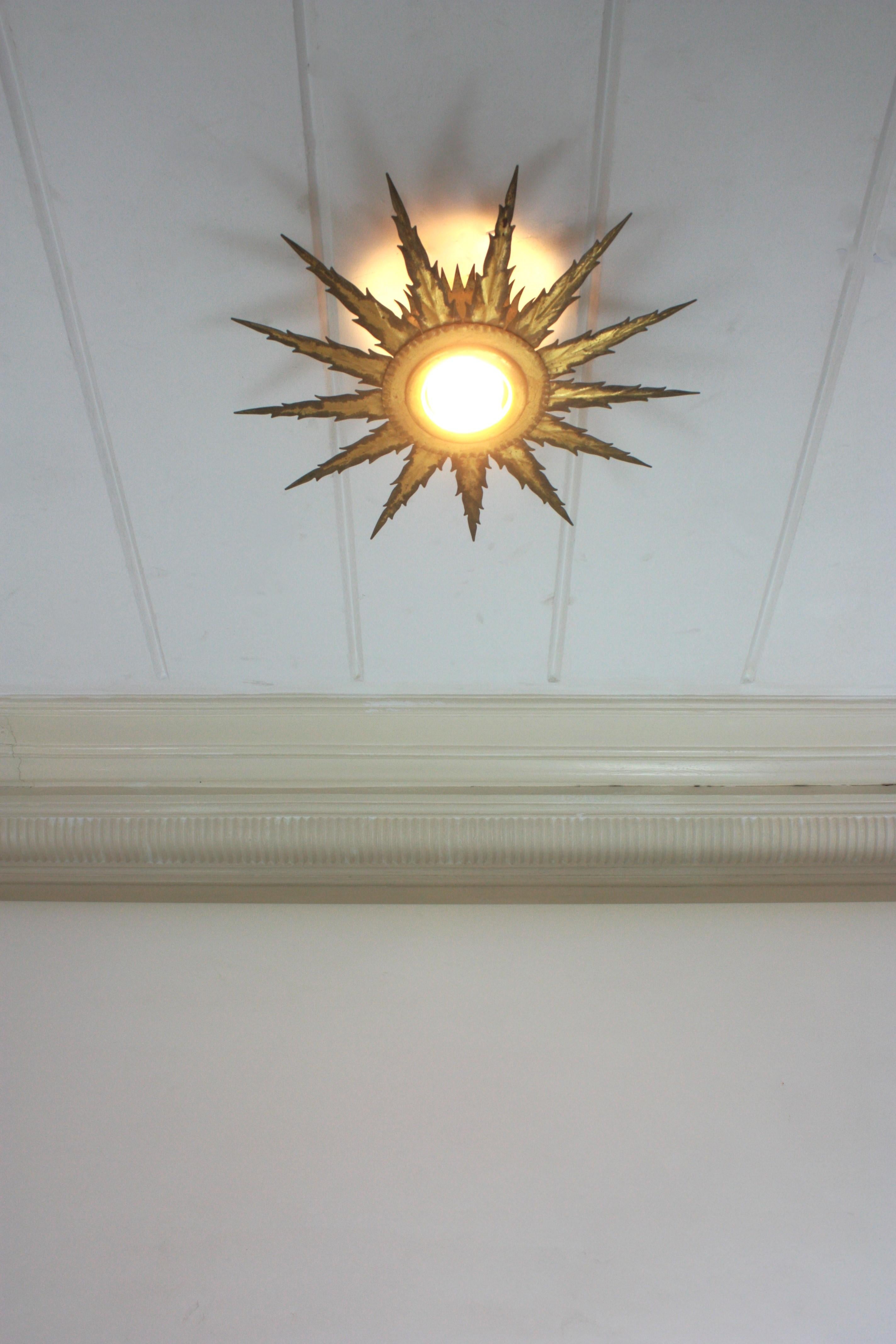 Luminaire Starburst Sunburst en métal doré avec détails Jagged, 1950 en vente 5