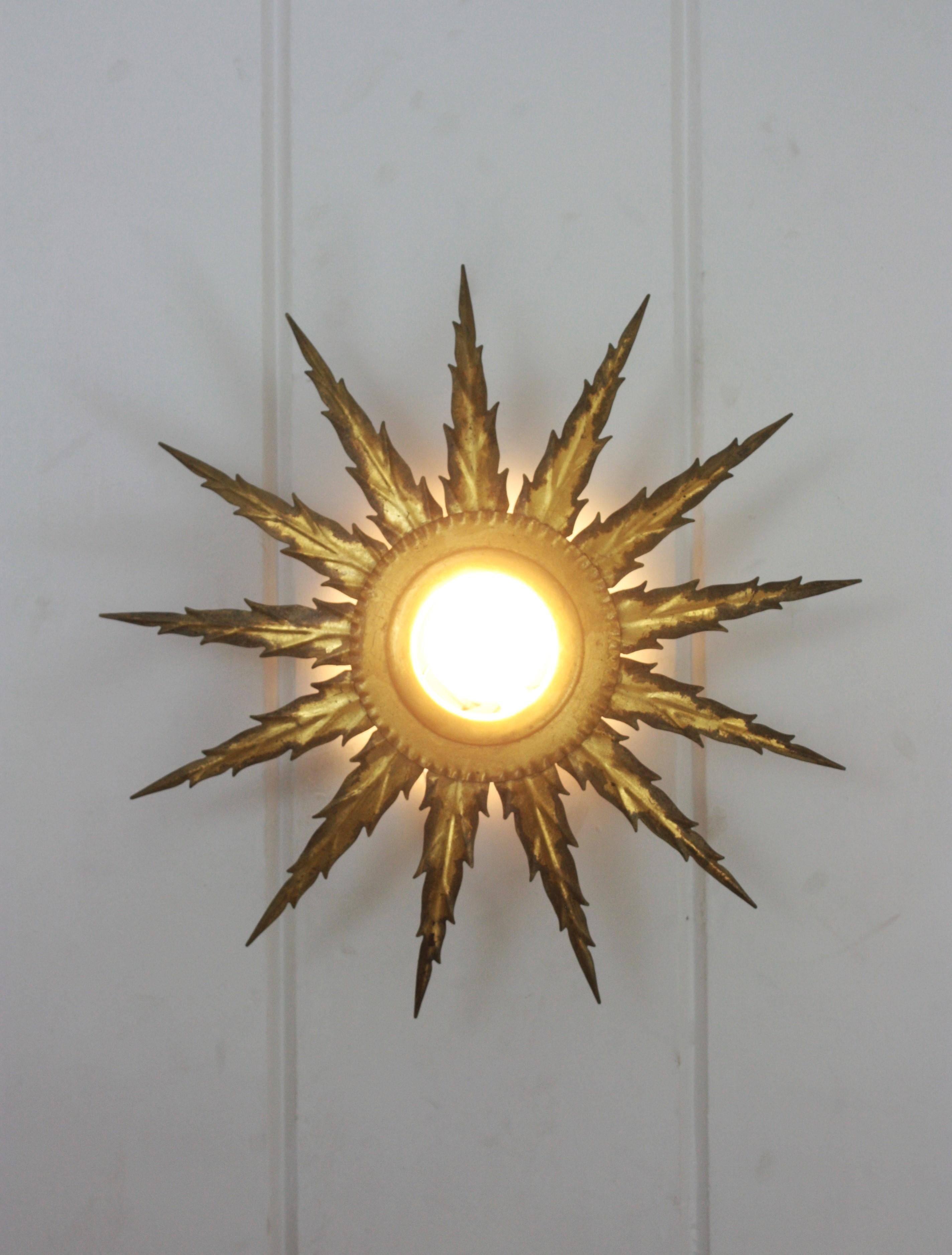 Luminaire Starburst Sunburst en métal doré avec détails Jagged, 1950 en vente 7
