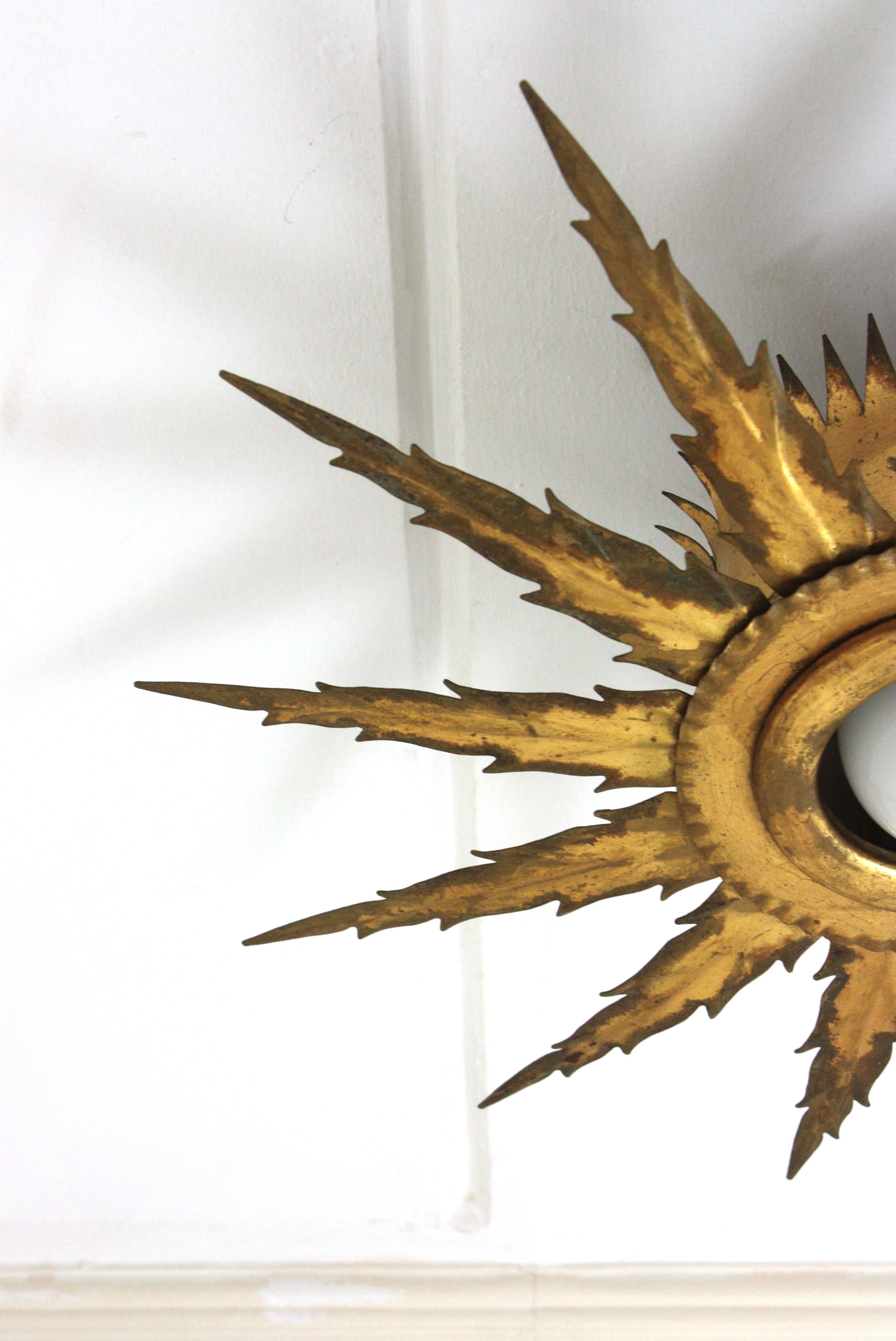 Luminaire Starburst Sunburst en métal doré avec détails Jagged, 1950 en vente 8
