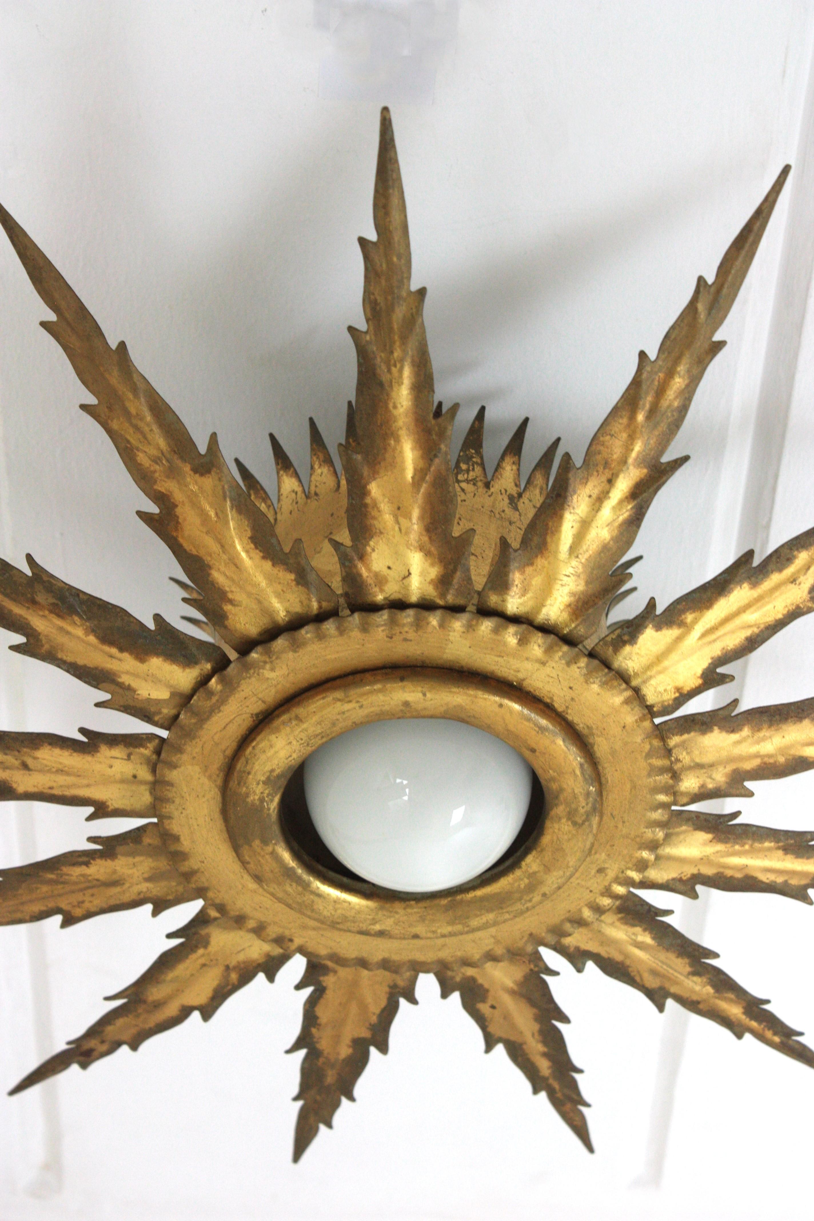 Brutalisme Luminaire Starburst Sunburst en métal doré avec détails Jagged, 1950 en vente