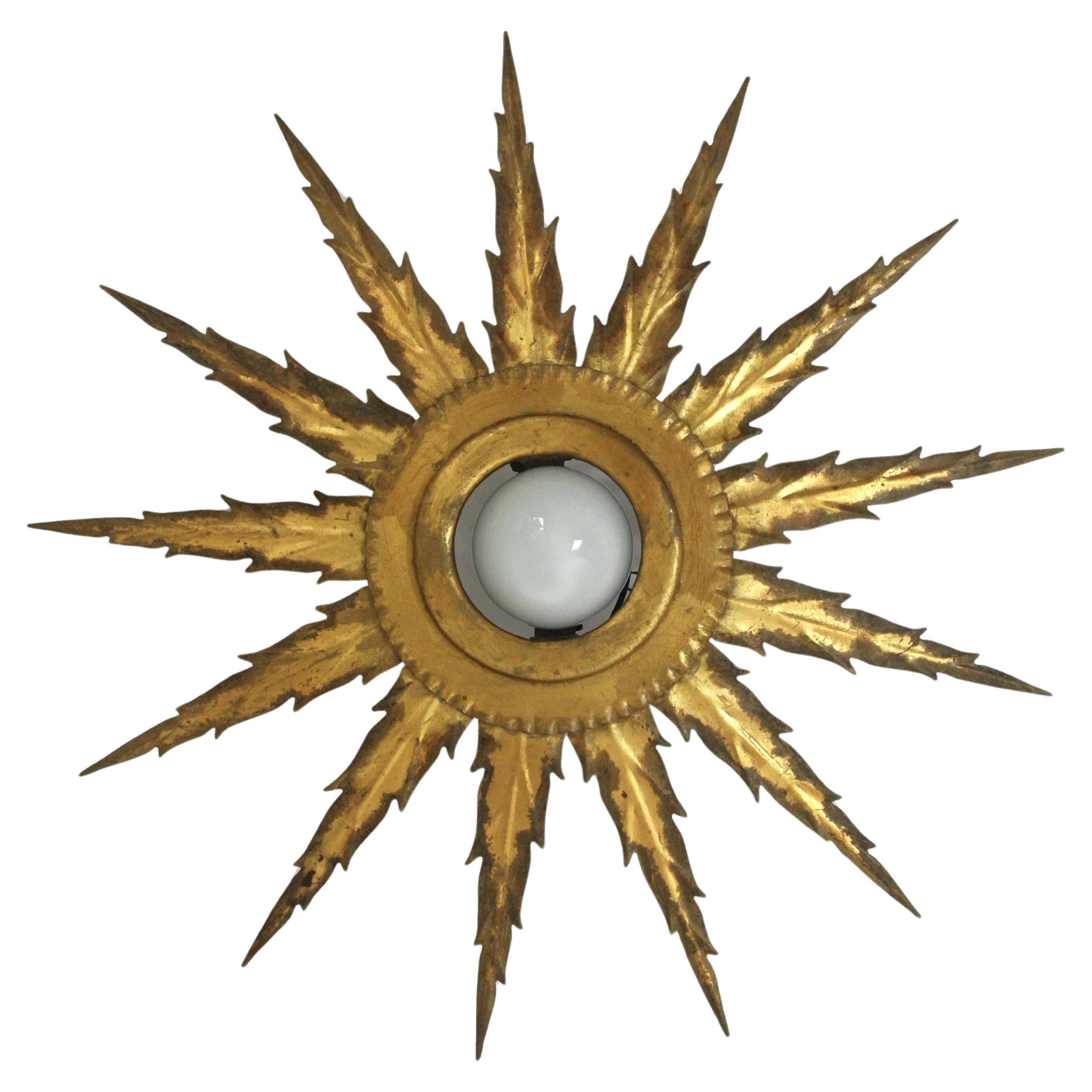 Espagnol Luminaire Starburst Sunburst en métal doré avec détails Jagged, 1950 en vente