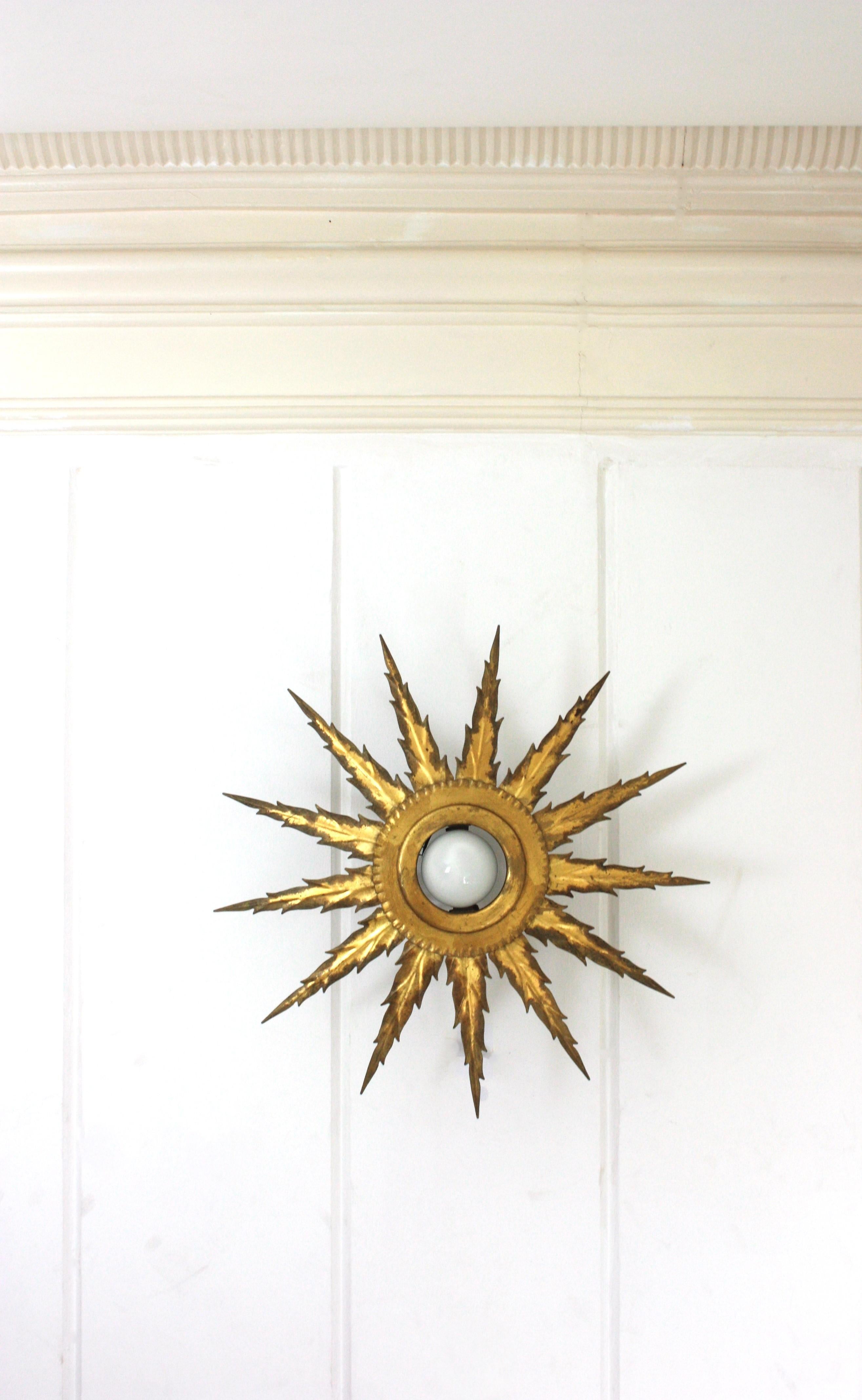 Fait main Luminaire Starburst Sunburst en métal doré avec détails Jagged, 1950 en vente