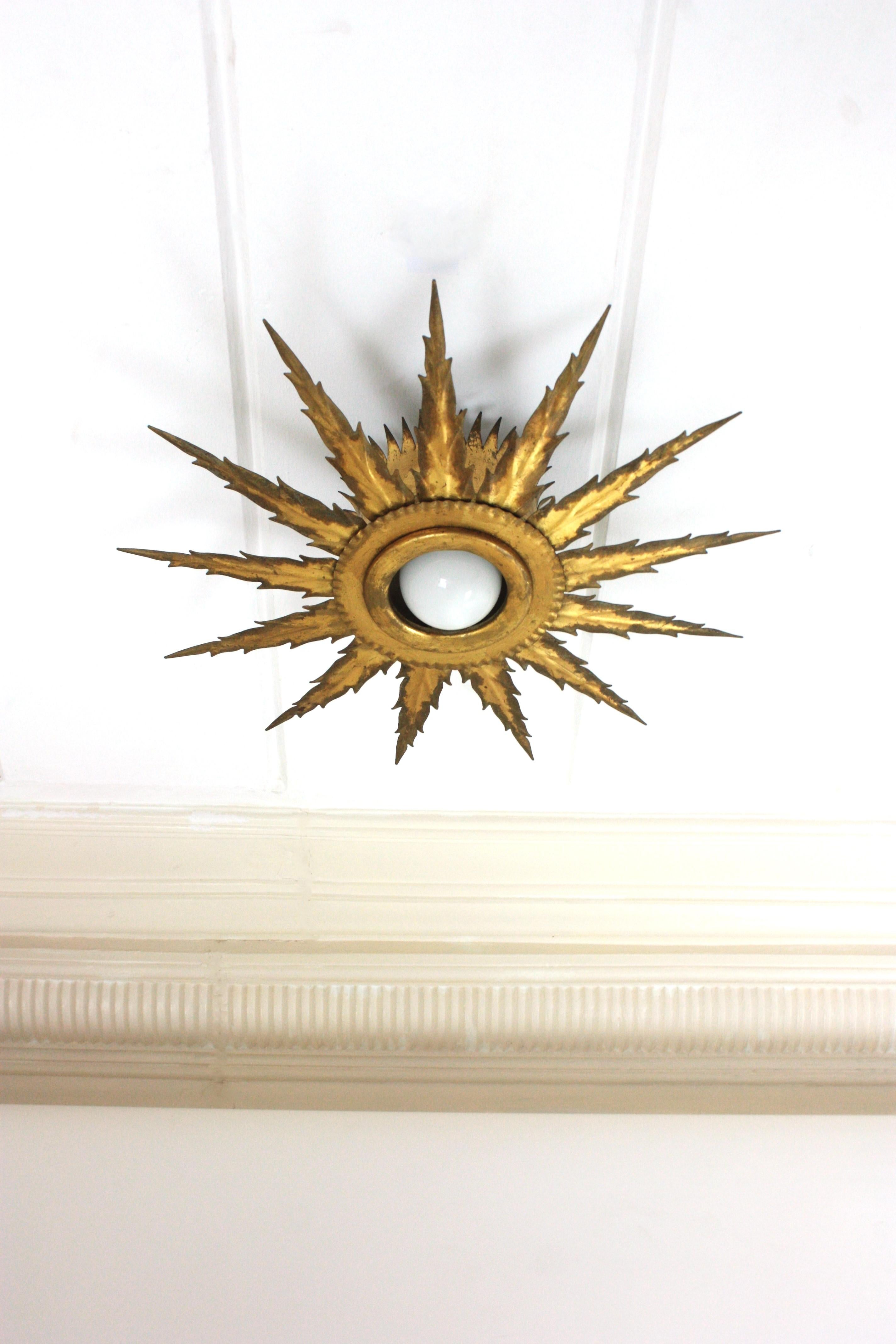Luminaire Starburst Sunburst en métal doré avec détails Jagged, 1950 Bon état - En vente à Barcelona, ES