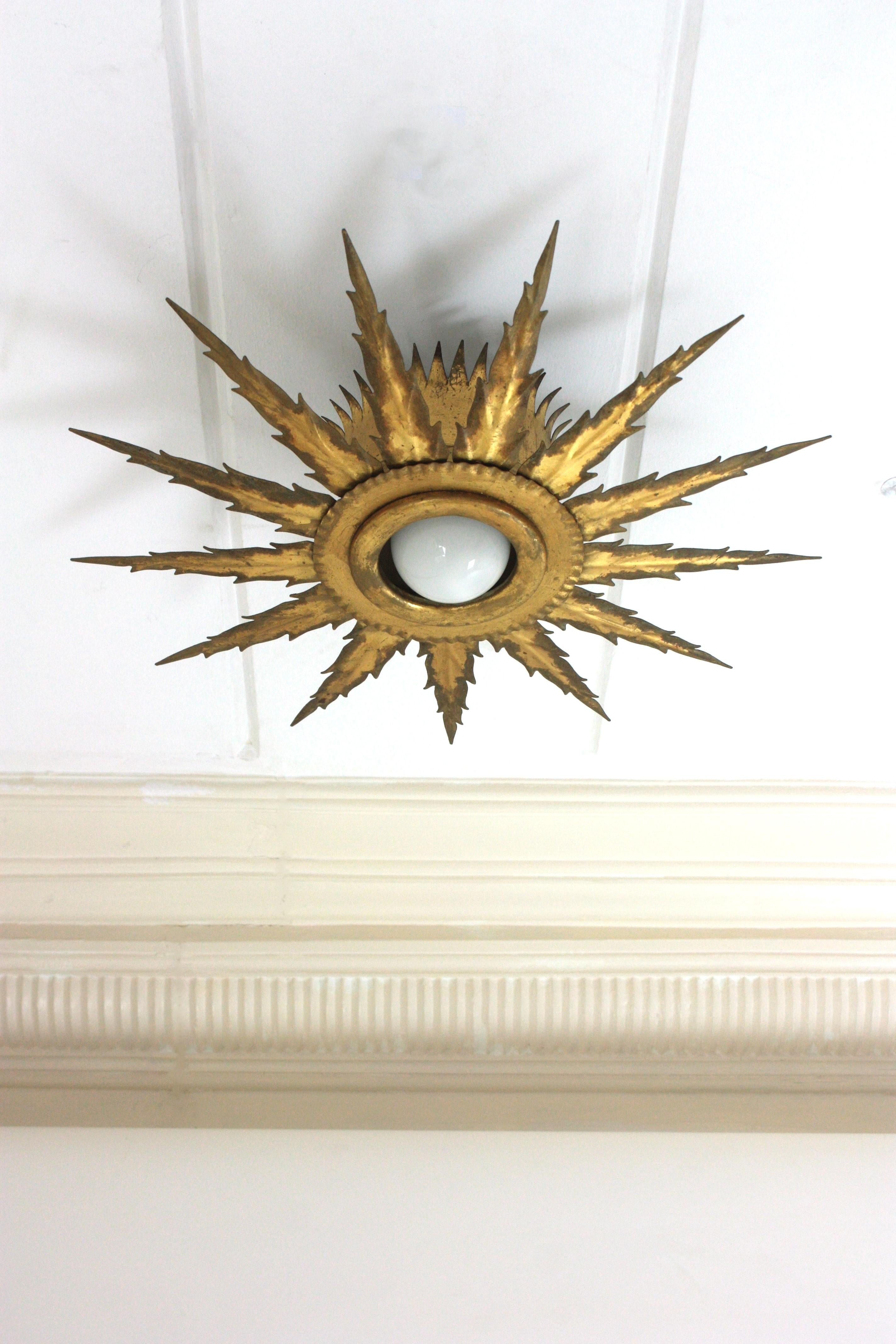 20ième siècle Luminaire Starburst Sunburst en métal doré avec détails Jagged, 1950 en vente