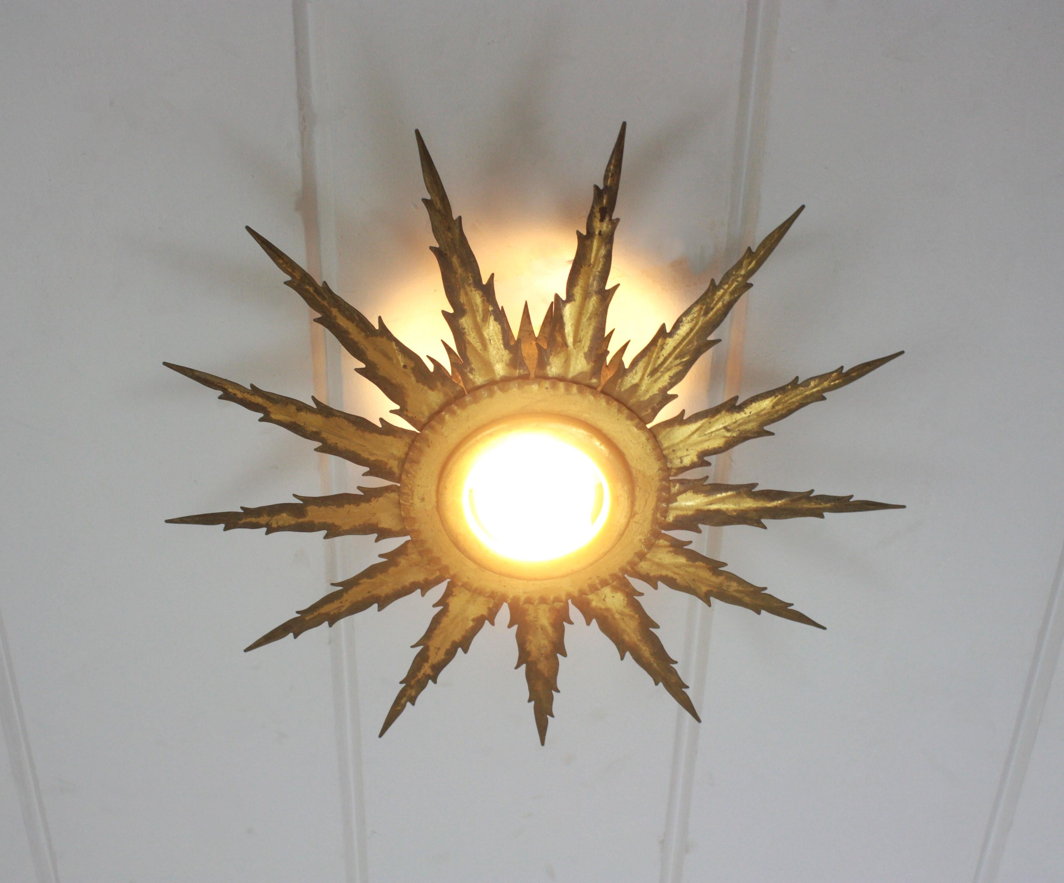 Métal Luminaire Starburst Sunburst en métal doré avec détails Jagged, 1950 en vente
