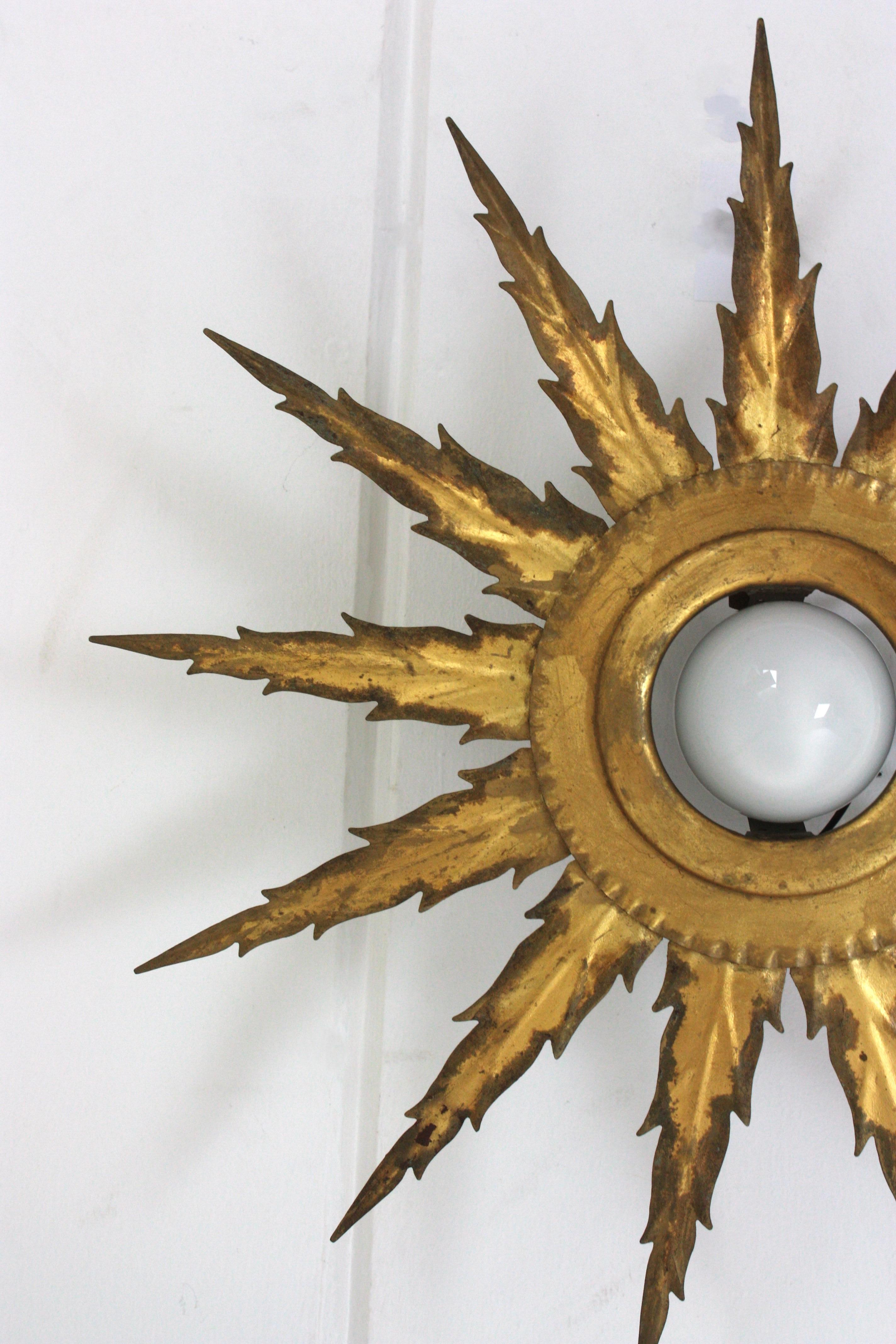 Luminaire Starburst Sunburst en métal doré avec détails Jagged, 1950 en vente 1