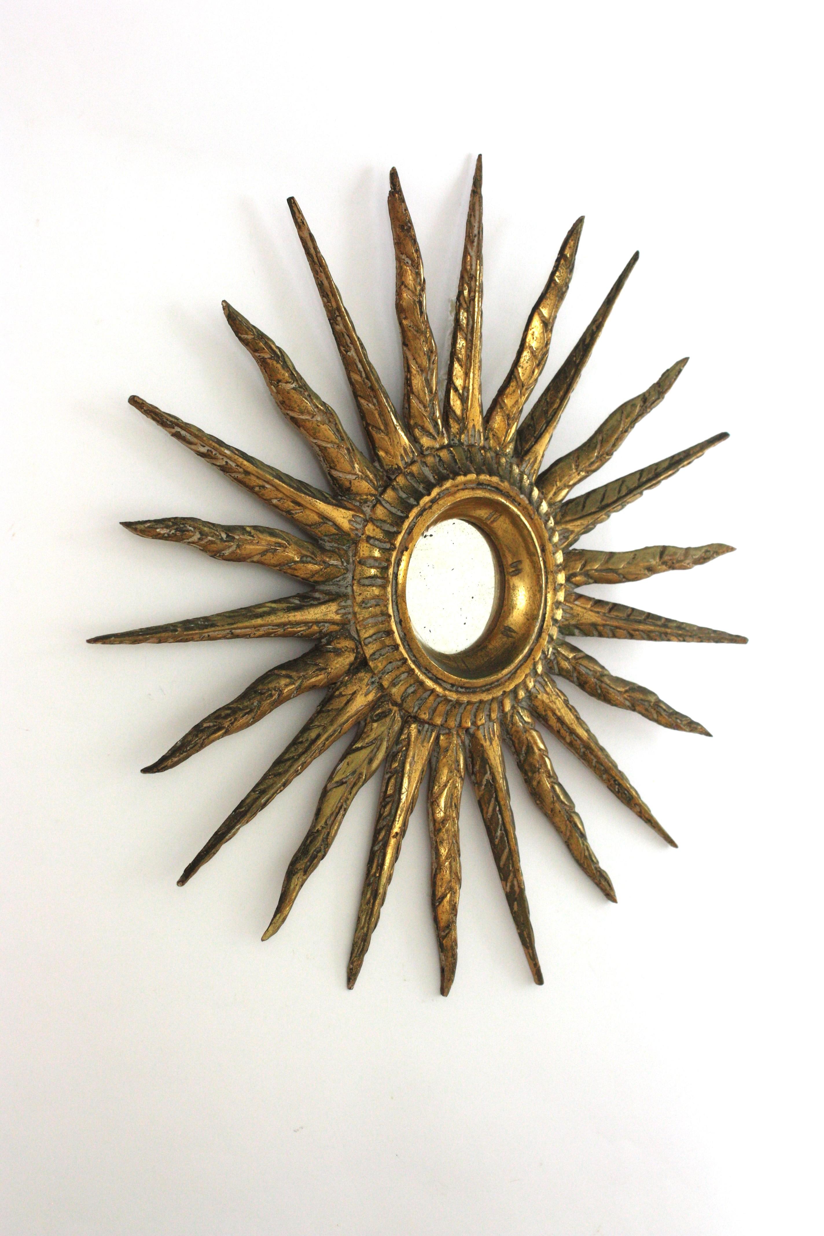 Starburst Sunburst Mirror in Giltwood, Spain 1940s In Good Condition For Sale In Barcelona, ES
