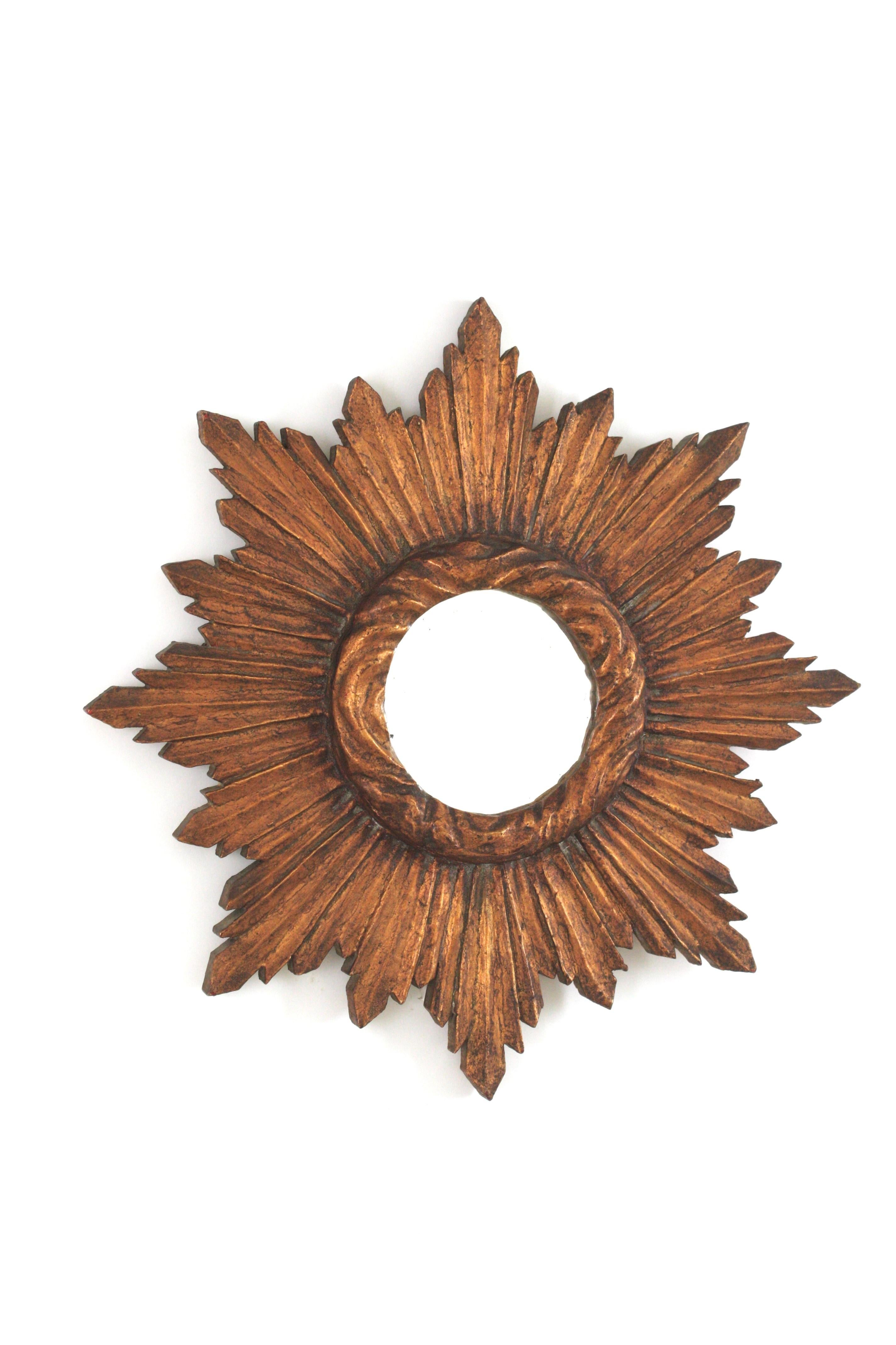 Specchio Starburst Sunburst in legno dorato, barocco spagnolo, anni '40 In condizioni buone in vendita a Barcelona, ES