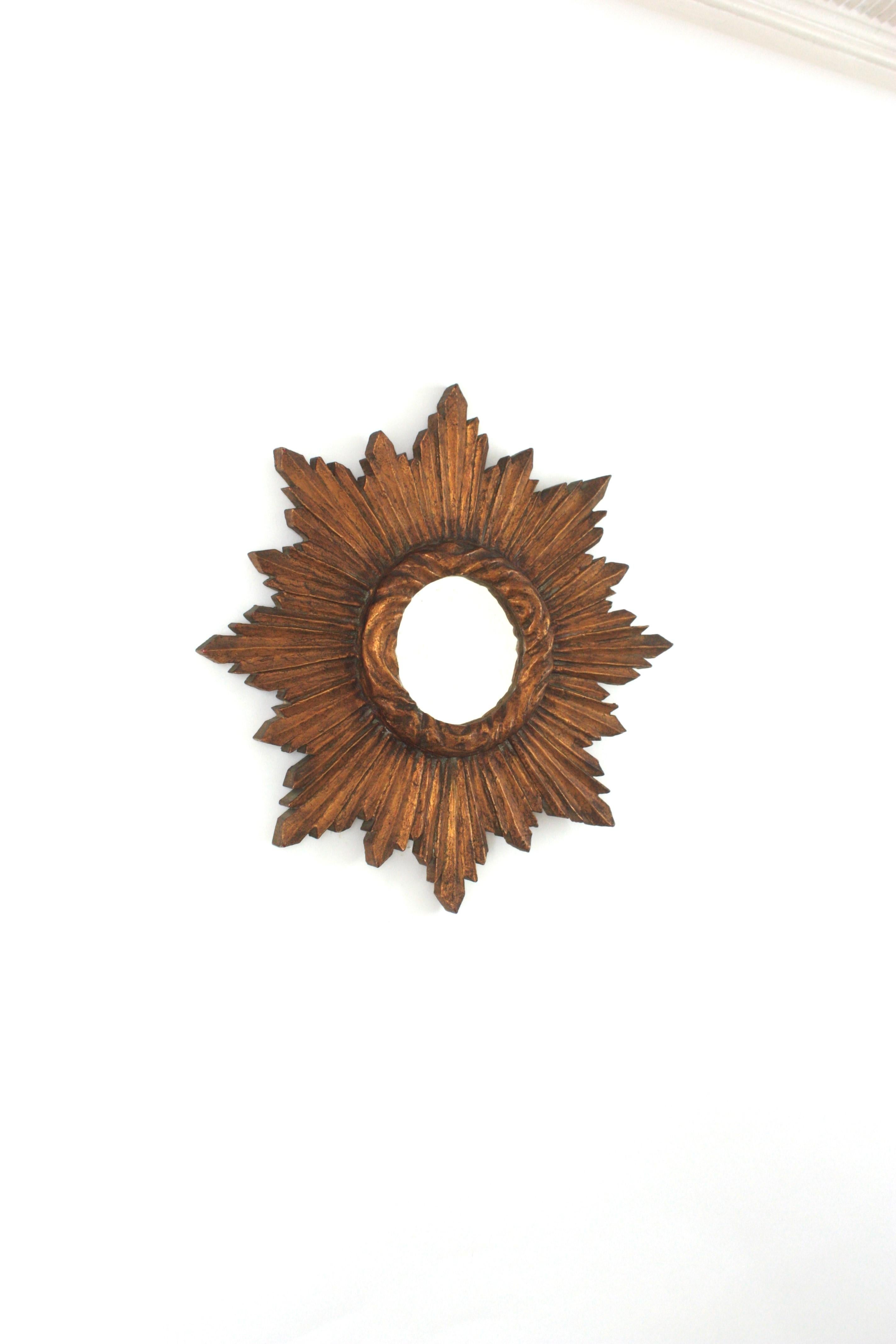 XX secolo Specchio Starburst Sunburst in legno dorato, barocco spagnolo, anni '40 in vendita
