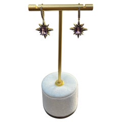 Boucles d'oreilles pendantes en or jaune 14K avec symbole d'étoile Améthyste violette Diamants blancs