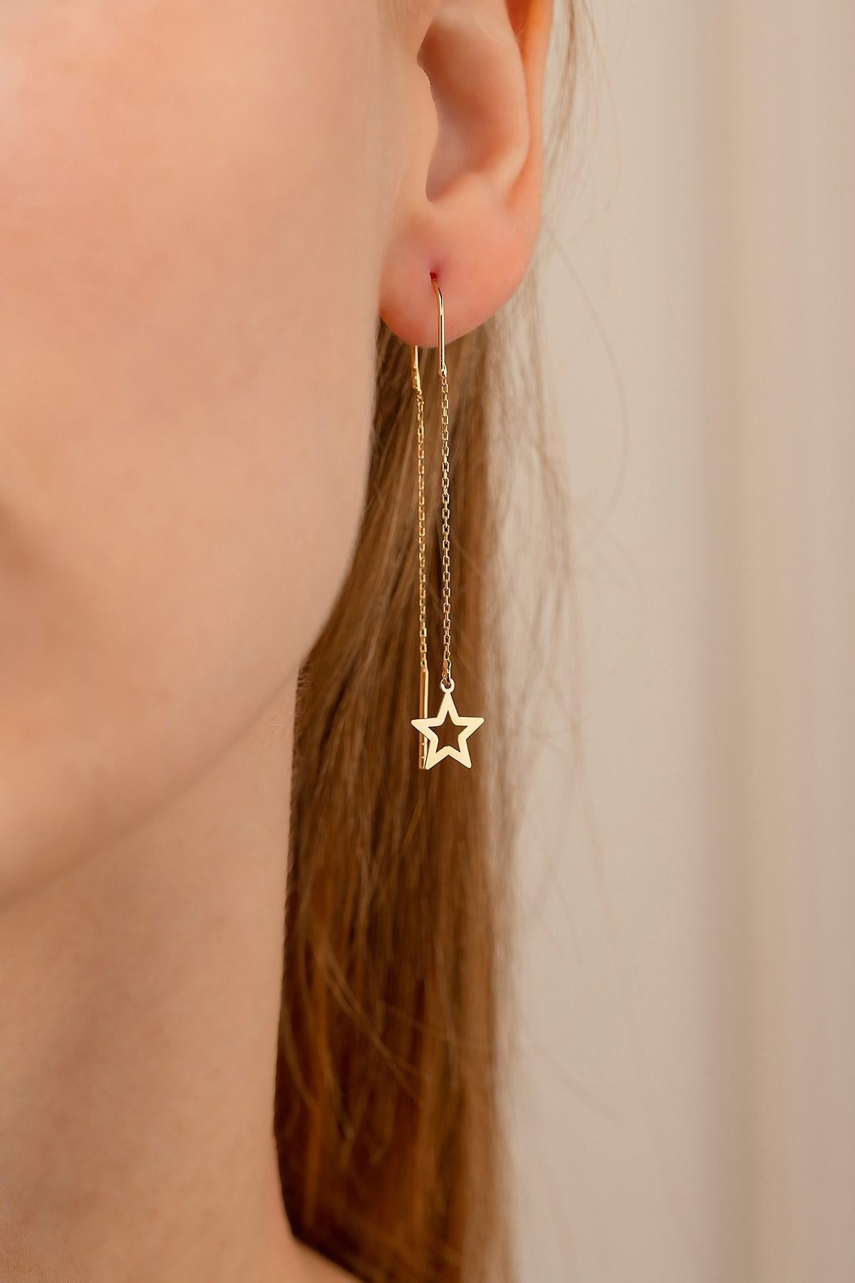 Starburst Threader-Ohrringe aus 14k Gold. 
14 k Gelbgold Threader Stern-Ohrringe. North Star U-Form-Ohreinfädler.

Metall: 14k Gold
Gewicht: 1.1 g.
Ohrringe Größe: 44 mm Länge und Sterndurchmesser 9 mm.

Auktion