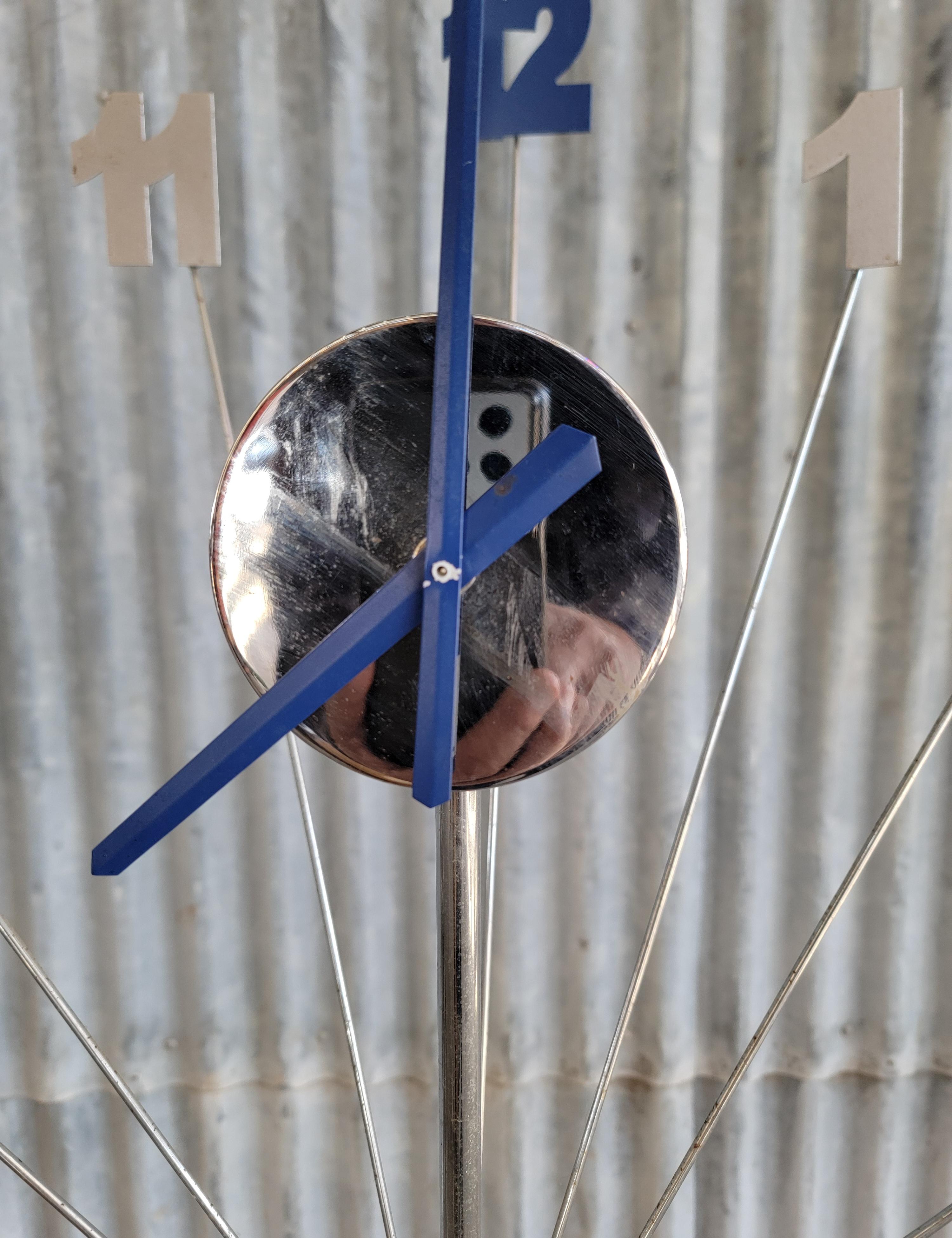 Bizarre Standuhr, inspiriert durch den Starburst- und Sunburst-Stil der 1960er und 70er Jahre. Verchromter Stahl mit aufgemalten Zahlen. Batteriebetriebenes Uhrwerk. Circa. 1980's. Hersteller unbekannt. 

Die Uhr wird demontiert und als Paket