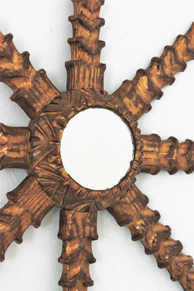 Sunburst Starburst Wall Mirror in Carved Giltwood, 1960s In Good Condition For Sale In Barcelona, ES