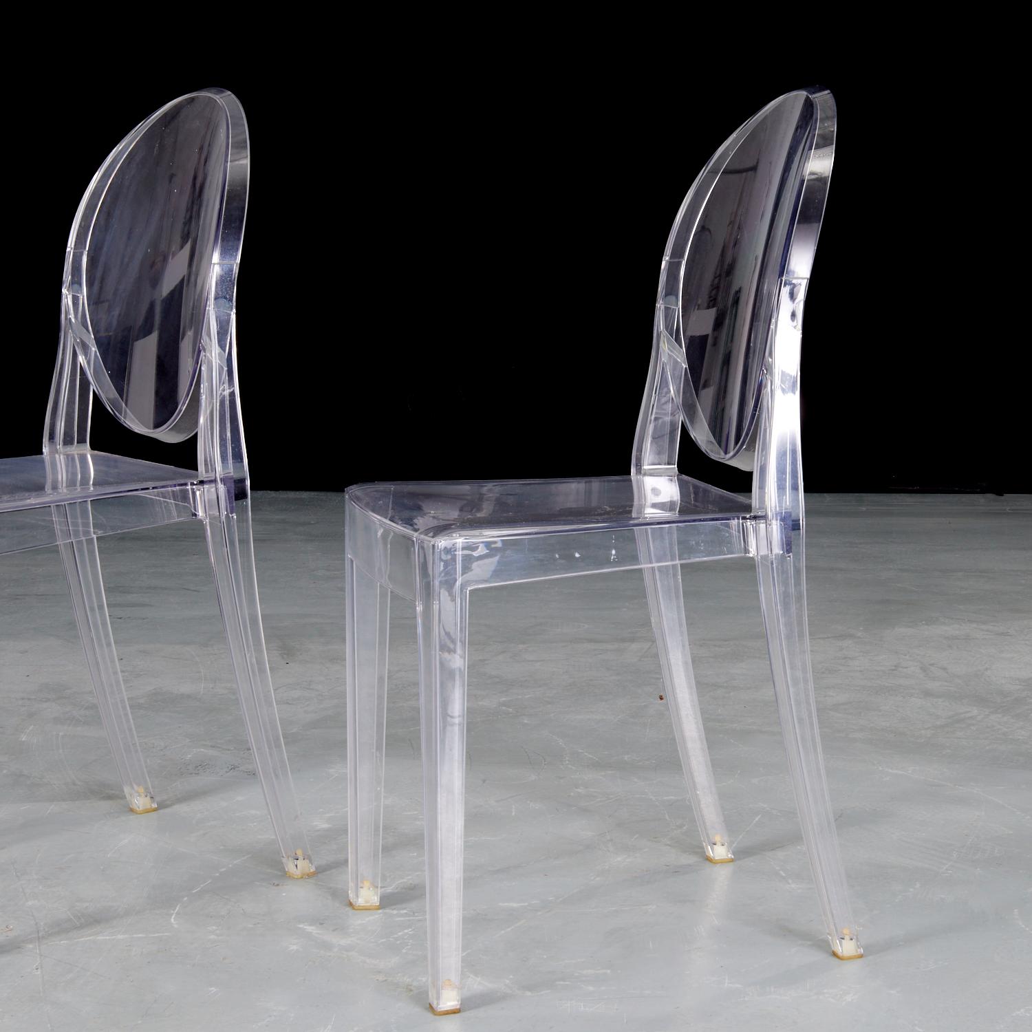 21ème siècle, A.I.C. pour Kartell, une paire de chaises Victoria Ghost transparentes. marqué sur le dos.

Conçue par Philippe Starck, la chaise Kartell Victoria Ghost Chair est une chaise née de lignes classiques et de technologies modernes. Le