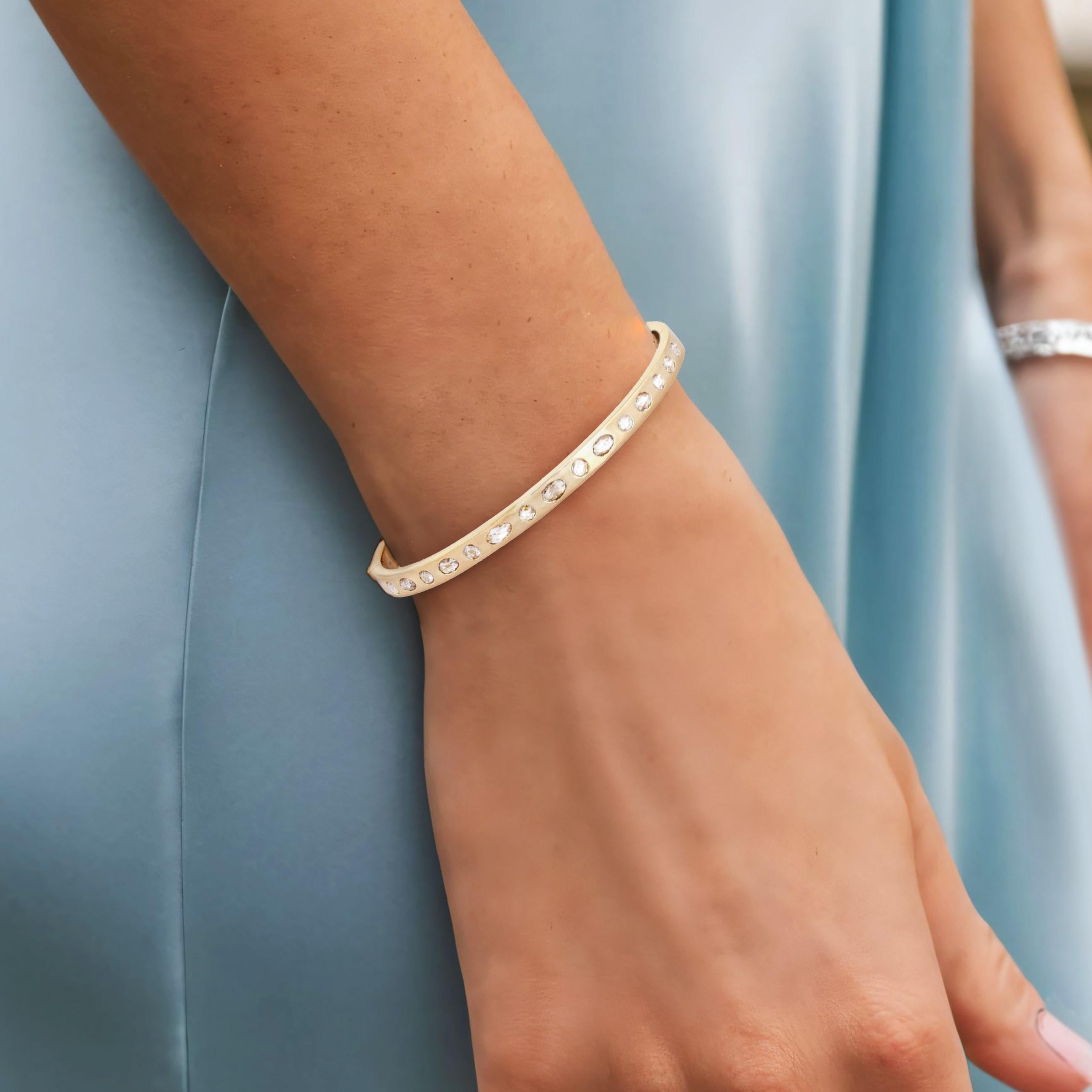 Das Stardust Flow 14K Gelbgold Armband mit gemischten Diamanten hat 1,13 Karat strahlende Fancy-Diamanten, die in luxuriöses 14K Gelbgold gefasst sind. Sein elegantes Design und die funkelnden Diamanten machen ihn zu einem perfekten Schmuckstück,